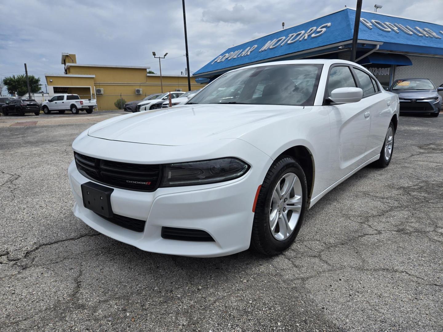 2022 White /Black Dodge Charger SXT (2C3CDXBG7NH) with an 3.6L V6 DOHC 24V engine, 8A transmission, located at 1842 Wirt Road, Houston, TX, 77055, (713) 973-3903, 29.805330, -95.484787 - Photo#0