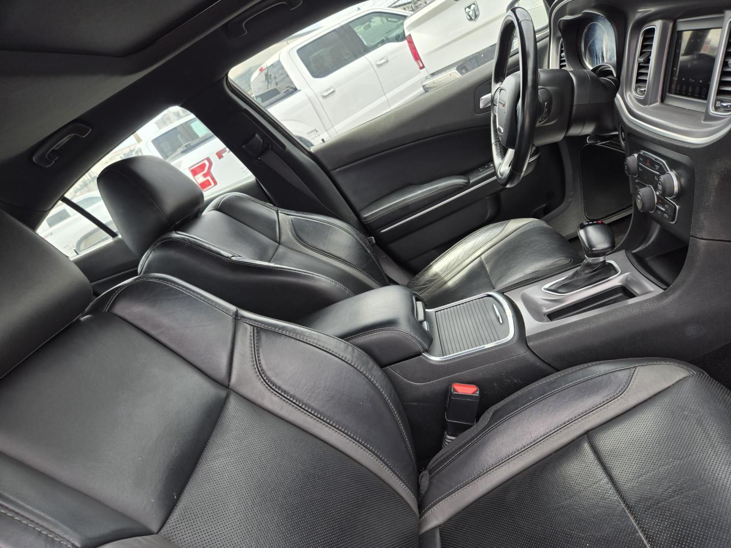 2022 White /Black Dodge Charger SXT (2C3CDXBG7NH) with an 3.6L V6 DOHC 24V engine, 8A transmission, located at 1842 Wirt Road, Houston, TX, 77055, (713) 973-3903, 29.805330, -95.484787 - Photo#12