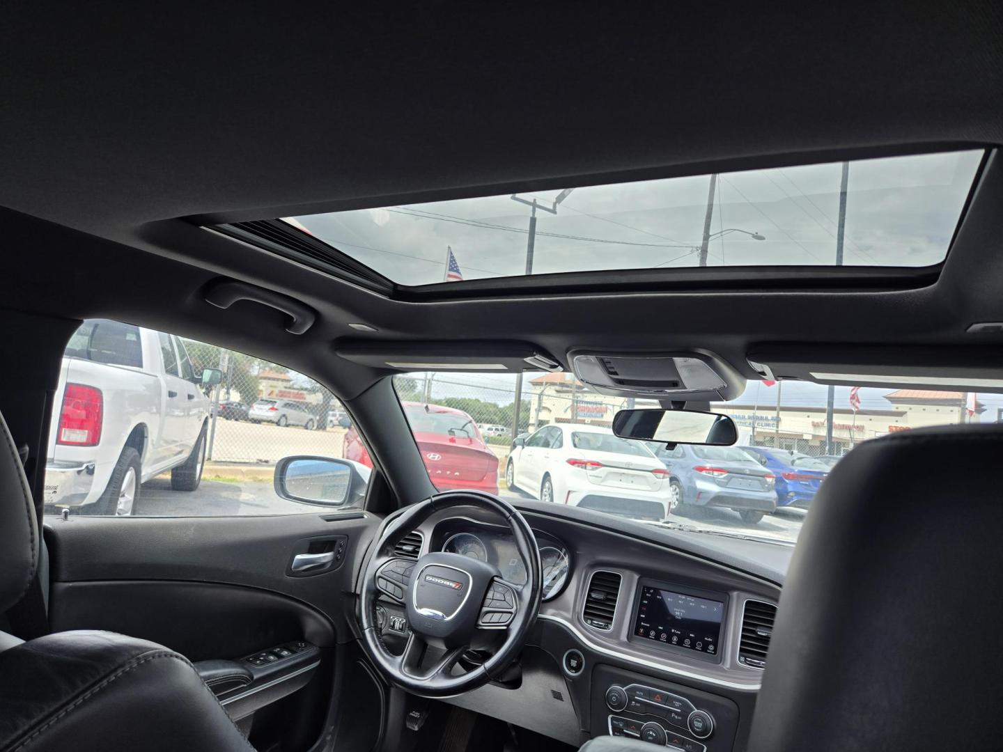 2022 White /Black Dodge Charger SXT (2C3CDXBG7NH) with an 3.6L V6 DOHC 24V engine, 8A transmission, located at 1842 Wirt Road, Houston, TX, 77055, (713) 973-3903, 29.805330, -95.484787 - Photo#16