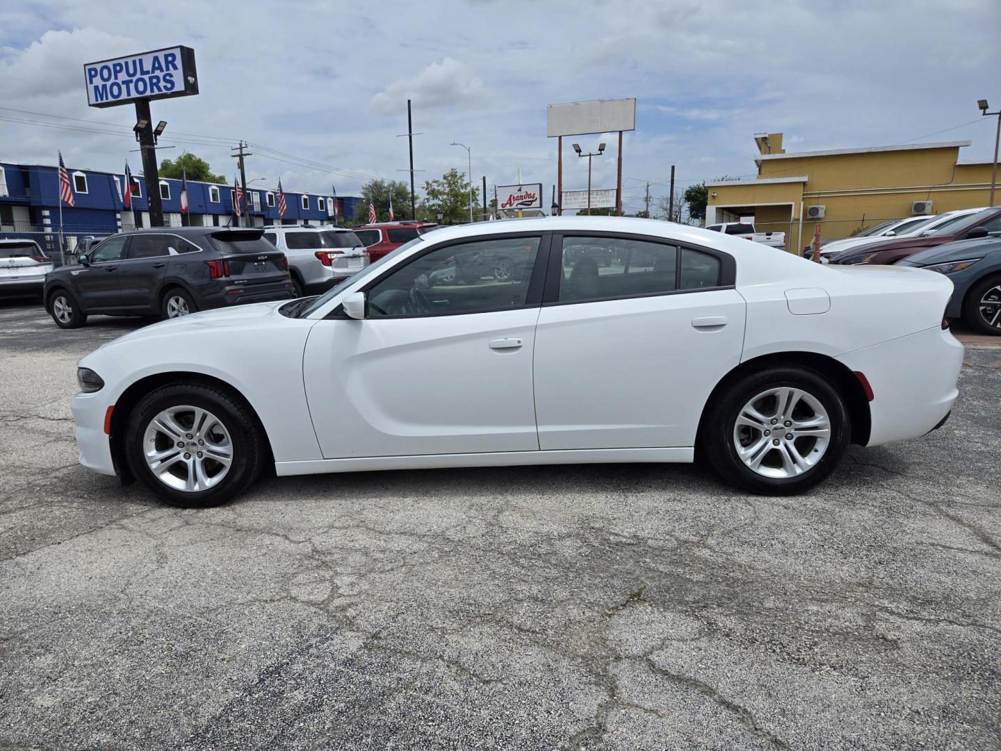 2022 White /Black Dodge Charger SXT (2C3CDXBG7NH) with an 3.6L V6 DOHC 24V engine, 8A transmission, located at 1842 Wirt Road, Houston, TX, 77055, (713) 973-3903, 29.805330, -95.484787 - Photo#1