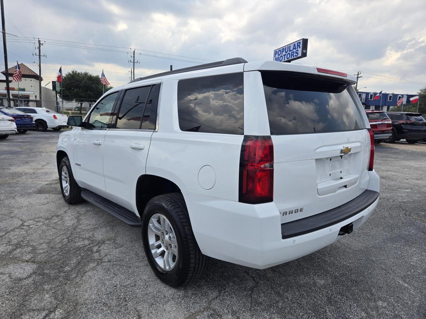 2020 White /Black Chevrolet Tahoe LS 2WD (1GNSCAKC8LR) with an 5.3L V8 OHV 16V engine, 6A transmission, located at 1842 Wirt Road, Houston, TX, 77055, (713) 973-3903, 29.805330, -95.484787 - Photo#2