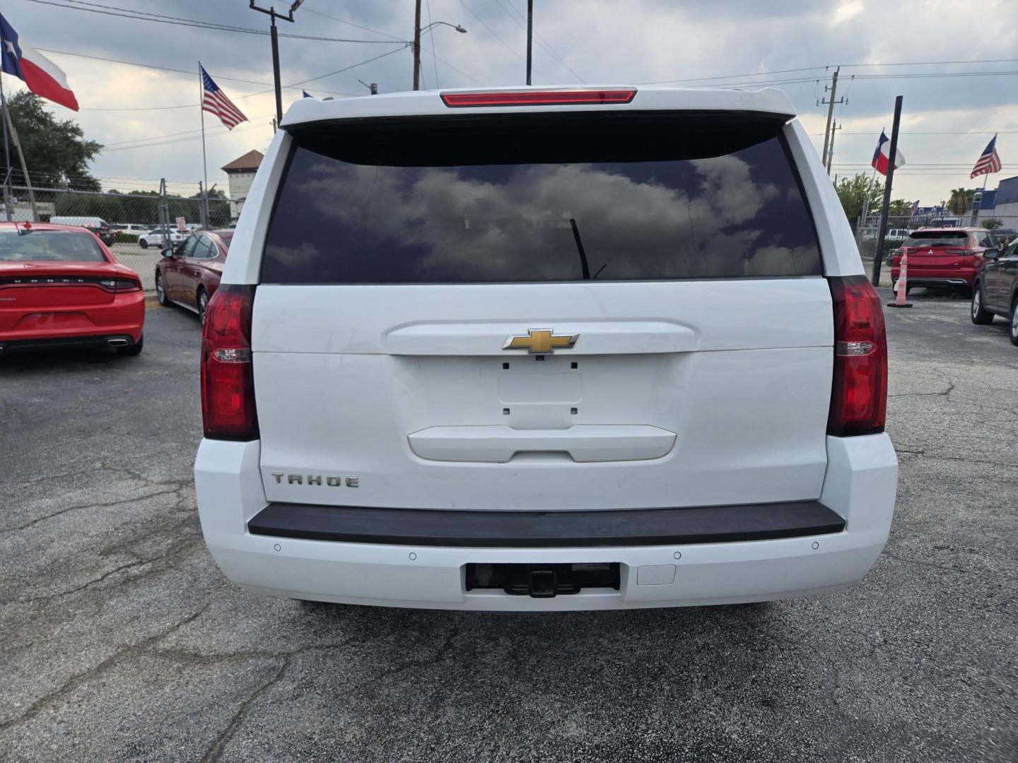 2020 White /Black Chevrolet Tahoe LS 2WD (1GNSCAKC8LR) with an 5.3L V8 OHV 16V engine, 6A transmission, located at 1842 Wirt Road, Houston, TX, 77055, (713) 973-3903, 29.805330, -95.484787 - Photo#3