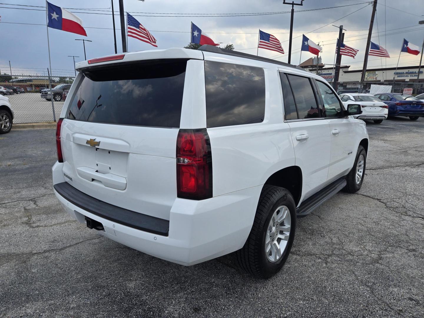 2020 White /Black Chevrolet Tahoe LS 2WD (1GNSCAKC8LR) with an 5.3L V8 OHV 16V engine, 6A transmission, located at 1842 Wirt Road, Houston, TX, 77055, (713) 973-3903, 29.805330, -95.484787 - Photo#4