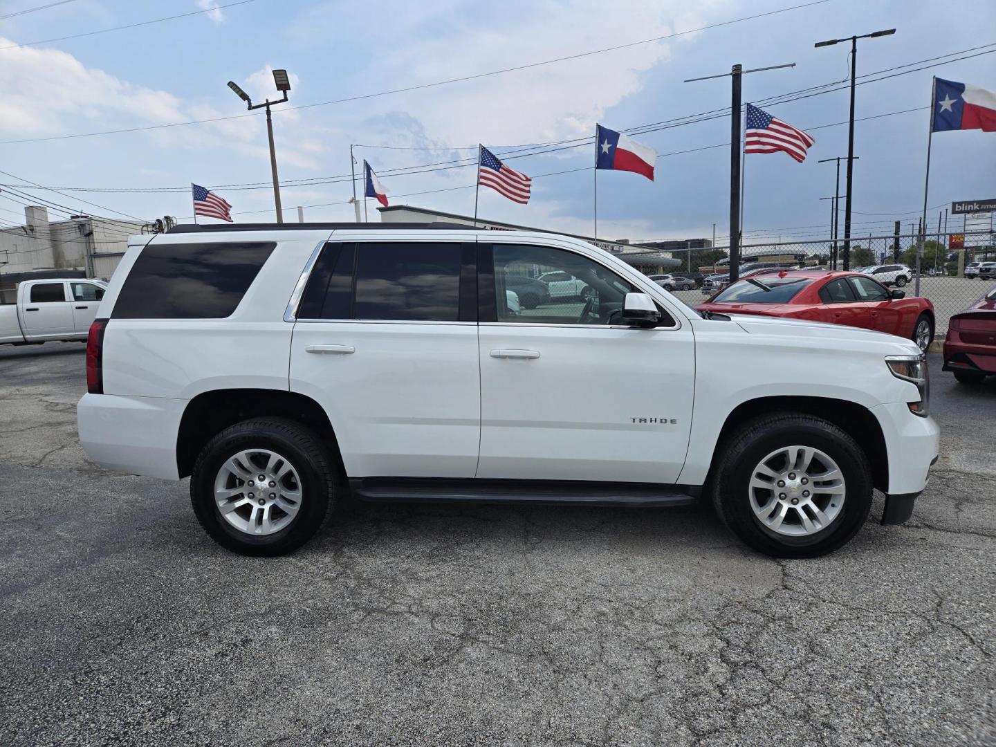 2020 White /Black Chevrolet Tahoe LS 2WD (1GNSCAKC8LR) with an 5.3L V8 OHV 16V engine, 6A transmission, located at 1842 Wirt Road, Houston, TX, 77055, (713) 973-3903, 29.805330, -95.484787 - Photo#5