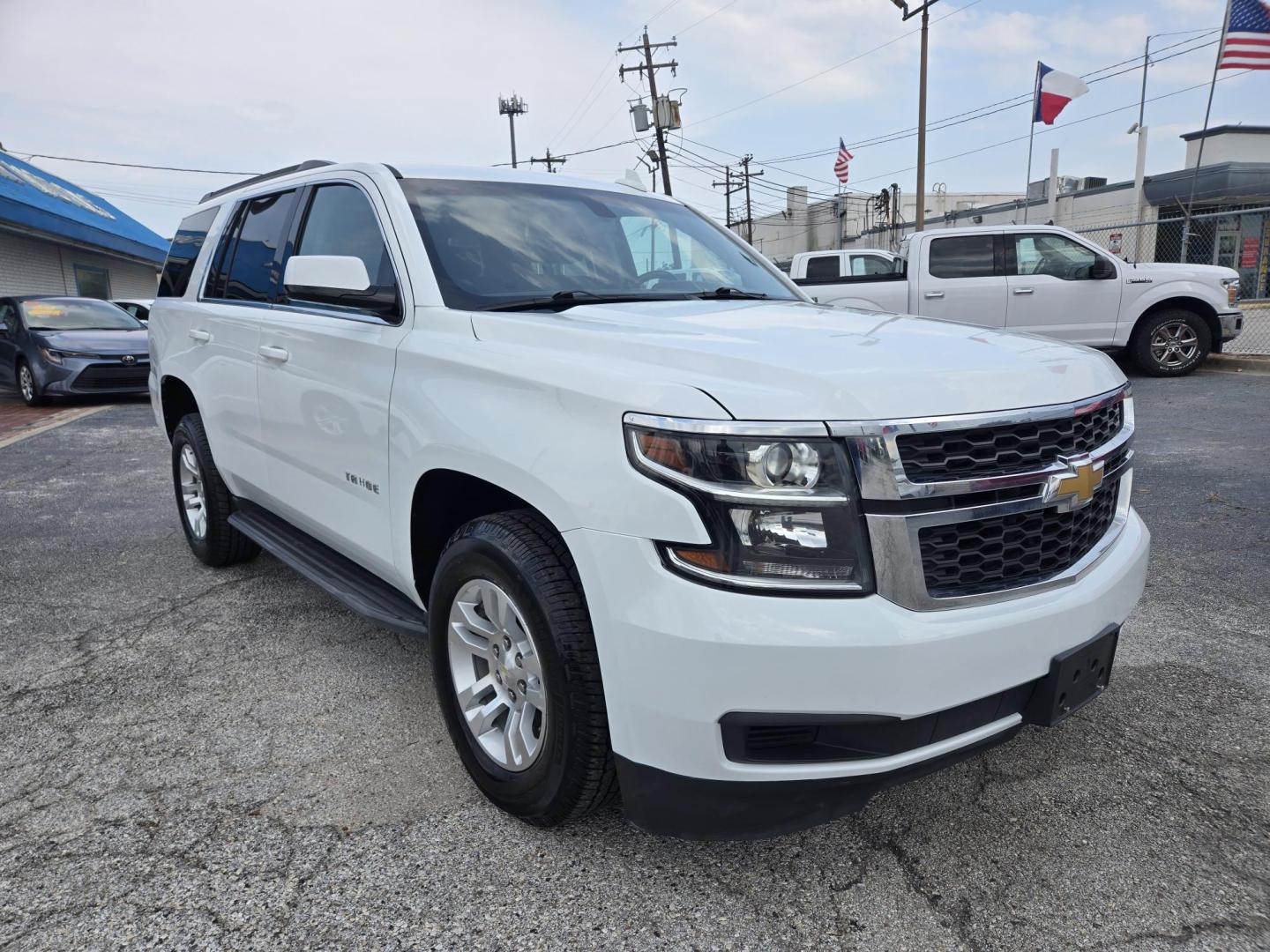 2020 White /Black Chevrolet Tahoe LS 2WD (1GNSCAKC8LR) with an 5.3L V8 OHV 16V engine, 6A transmission, located at 1842 Wirt Road, Houston, TX, 77055, (713) 973-3903, 29.805330, -95.484787 - Photo#6