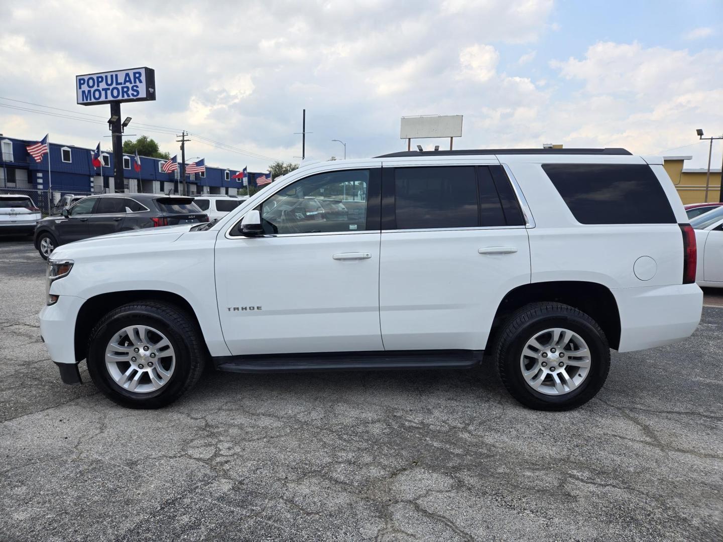 2020 White /Black Chevrolet Tahoe LS 2WD (1GNSCAKC8LR) with an 5.3L V8 OHV 16V engine, 6A transmission, located at 1842 Wirt Road, Houston, TX, 77055, (713) 973-3903, 29.805330, -95.484787 - Photo#1