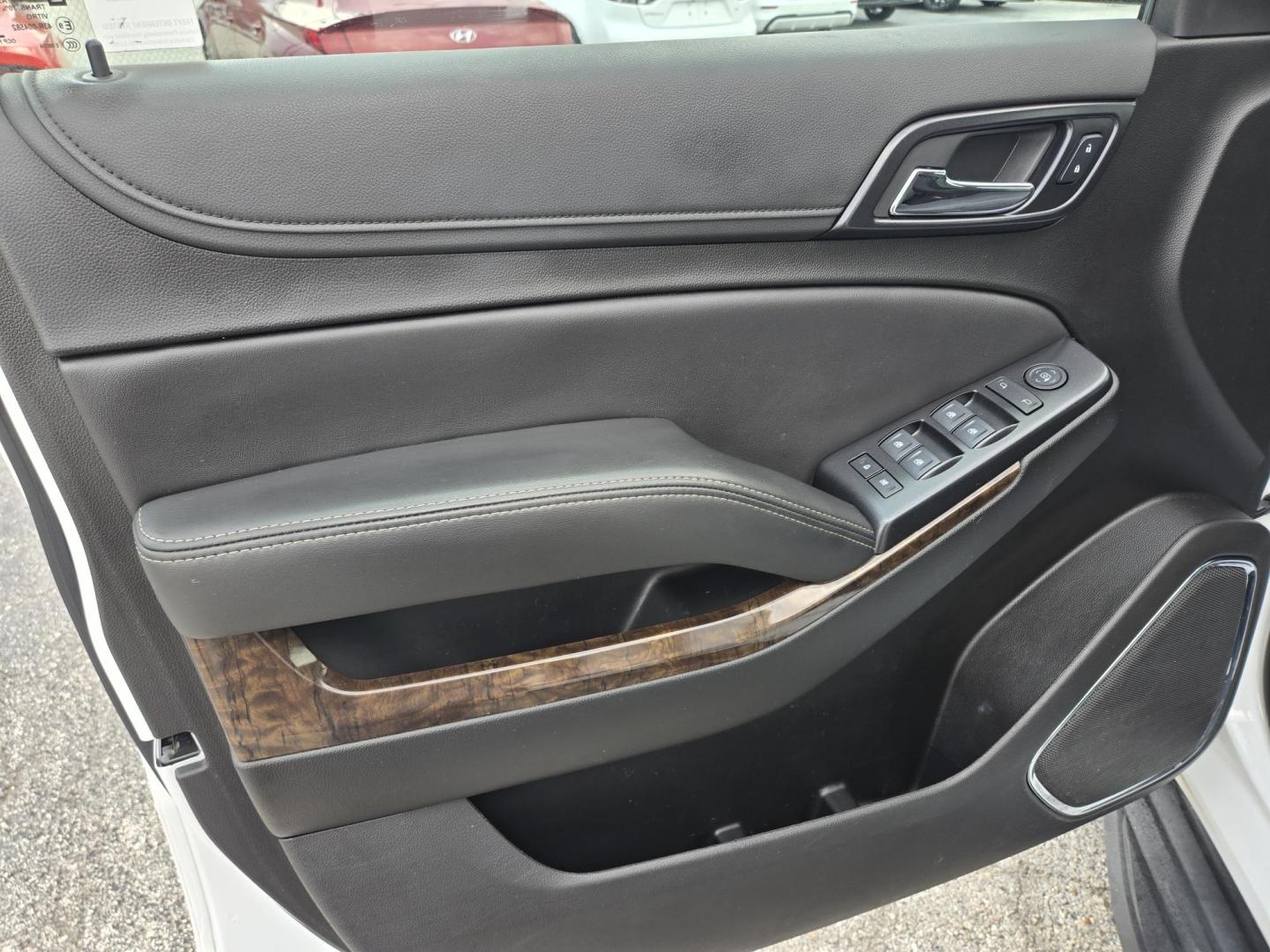 2020 White /Black Chevrolet Tahoe LS 2WD (1GNSCAKC8LR) with an 5.3L V8 OHV 16V engine, 6A transmission, located at 1842 Wirt Road, Houston, TX, 77055, (713) 973-3903, 29.805330, -95.484787 - Photo#9
