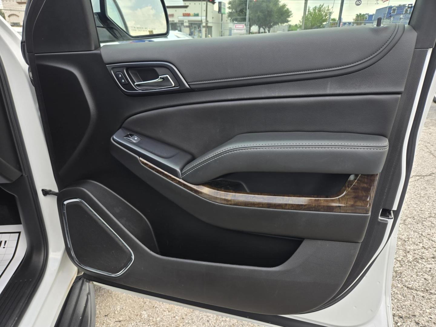 2020 White /Black Chevrolet Tahoe LS 2WD (1GNSCAKC8LR) with an 5.3L V8 OHV 16V engine, 6A transmission, located at 1842 Wirt Road, Houston, TX, 77055, (713) 973-3903, 29.805330, -95.484787 - Photo#13