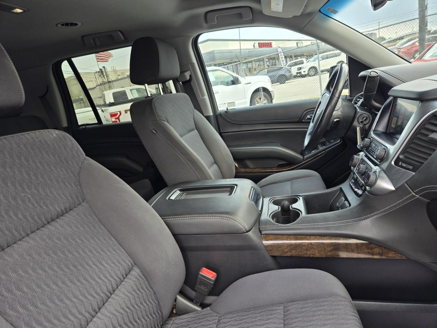 2020 White /Black Chevrolet Tahoe LS 2WD (1GNSCAKC8LR) with an 5.3L V8 OHV 16V engine, 6A transmission, located at 1842 Wirt Road, Houston, TX, 77055, (713) 973-3903, 29.805330, -95.484787 - Photo#12