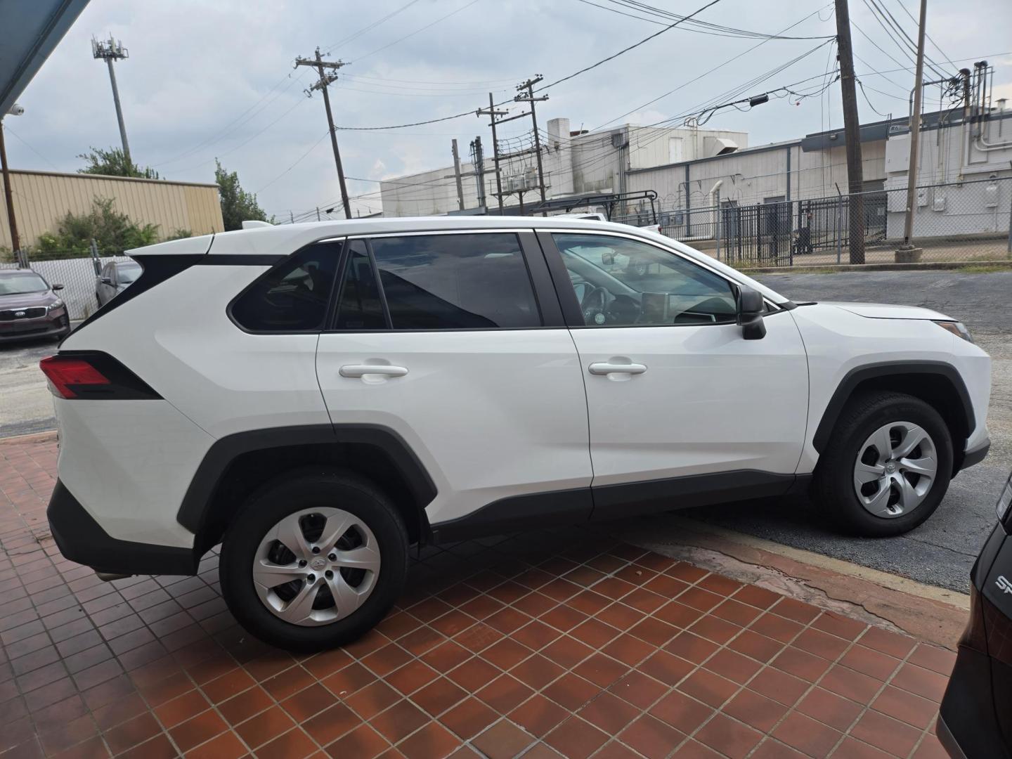 2023 White Toyota RAV4 LE AWD (2T3F1RFV8PC) with an 2.5L L4 DOHC 16V engine, 8A transmission, located at 1842 Wirt Road, Houston, TX, 77055, (713) 973-3903, 29.805330, -95.484787 - Photo#4