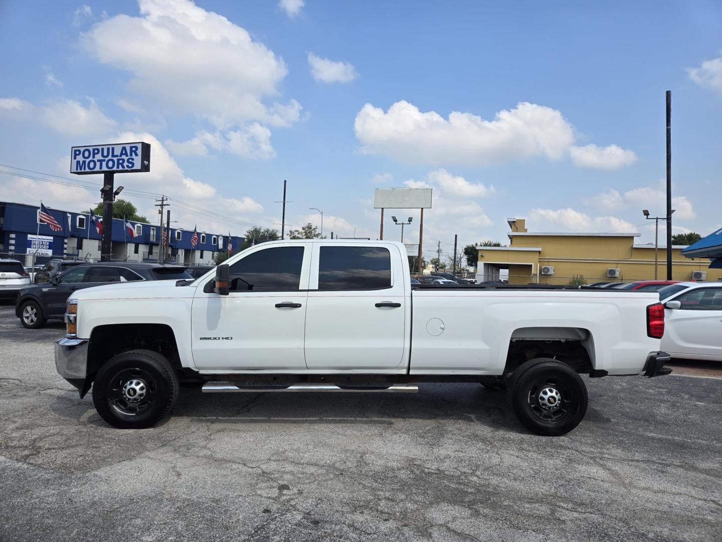 2018 White /Gray Chevrolet Silverado 2500HD Work Truck Crew Cab 2WD (1GC1CUEG2JF) with an 6.0L V8 OHV 16V FFV engine, 6A transmission, located at 1842 Wirt Road, Houston, TX, 77055, (713) 973-3903, 29.805330, -95.484787 - Photo#1