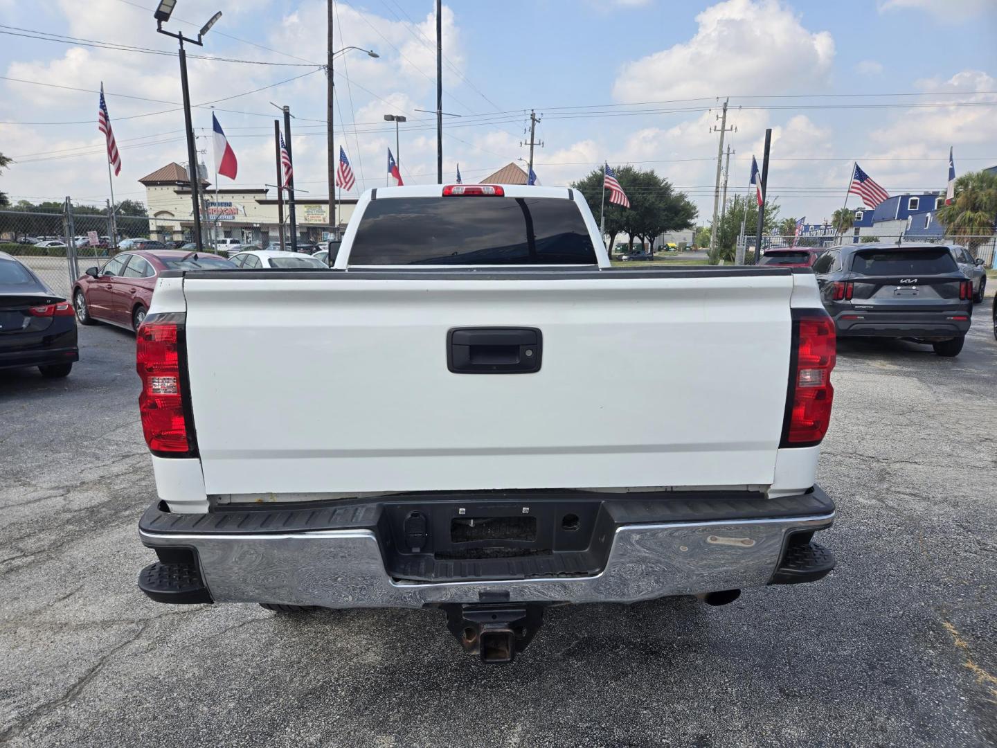 2018 White /Gray Chevrolet Silverado 2500HD Work Truck Crew Cab 2WD (1GC1CUEG2JF) with an 6.0L V8 OHV 16V FFV engine, 6A transmission, located at 1842 Wirt Road, Houston, TX, 77055, (713) 973-3903, 29.805330, -95.484787 - Photo#3