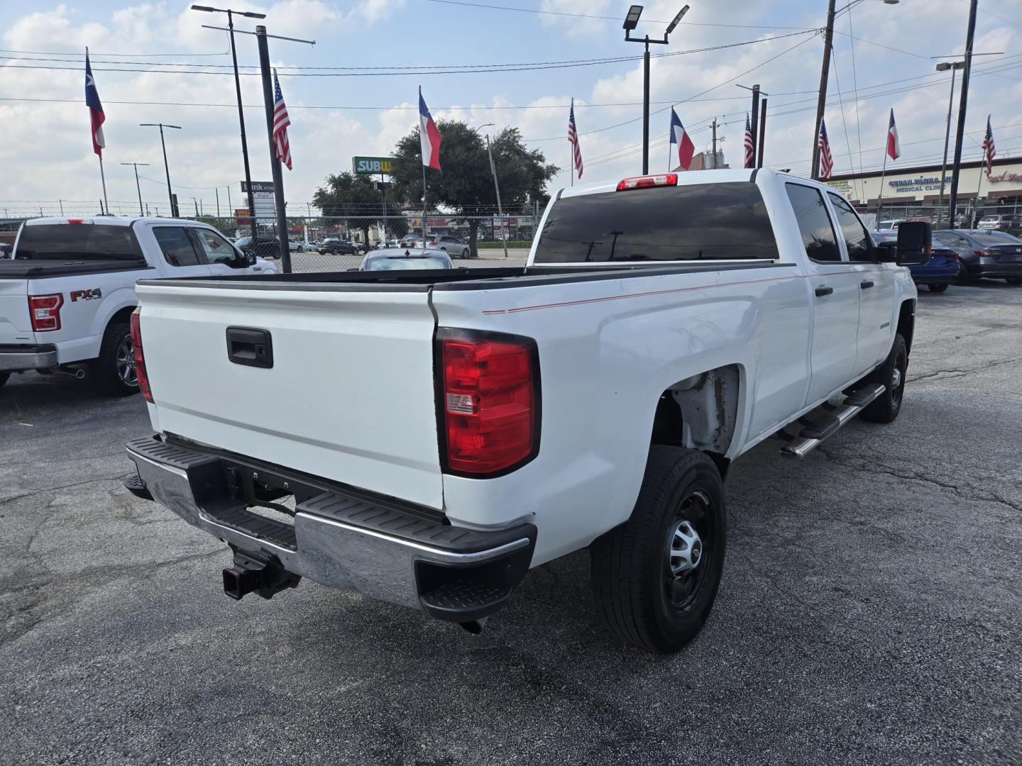 2018 White /Gray Chevrolet Silverado 2500HD Work Truck Crew Cab 2WD (1GC1CUEG2JF) with an 6.0L V8 OHV 16V FFV engine, 6A transmission, located at 1842 Wirt Road, Houston, TX, 77055, (713) 973-3903, 29.805330, -95.484787 - Photo#4
