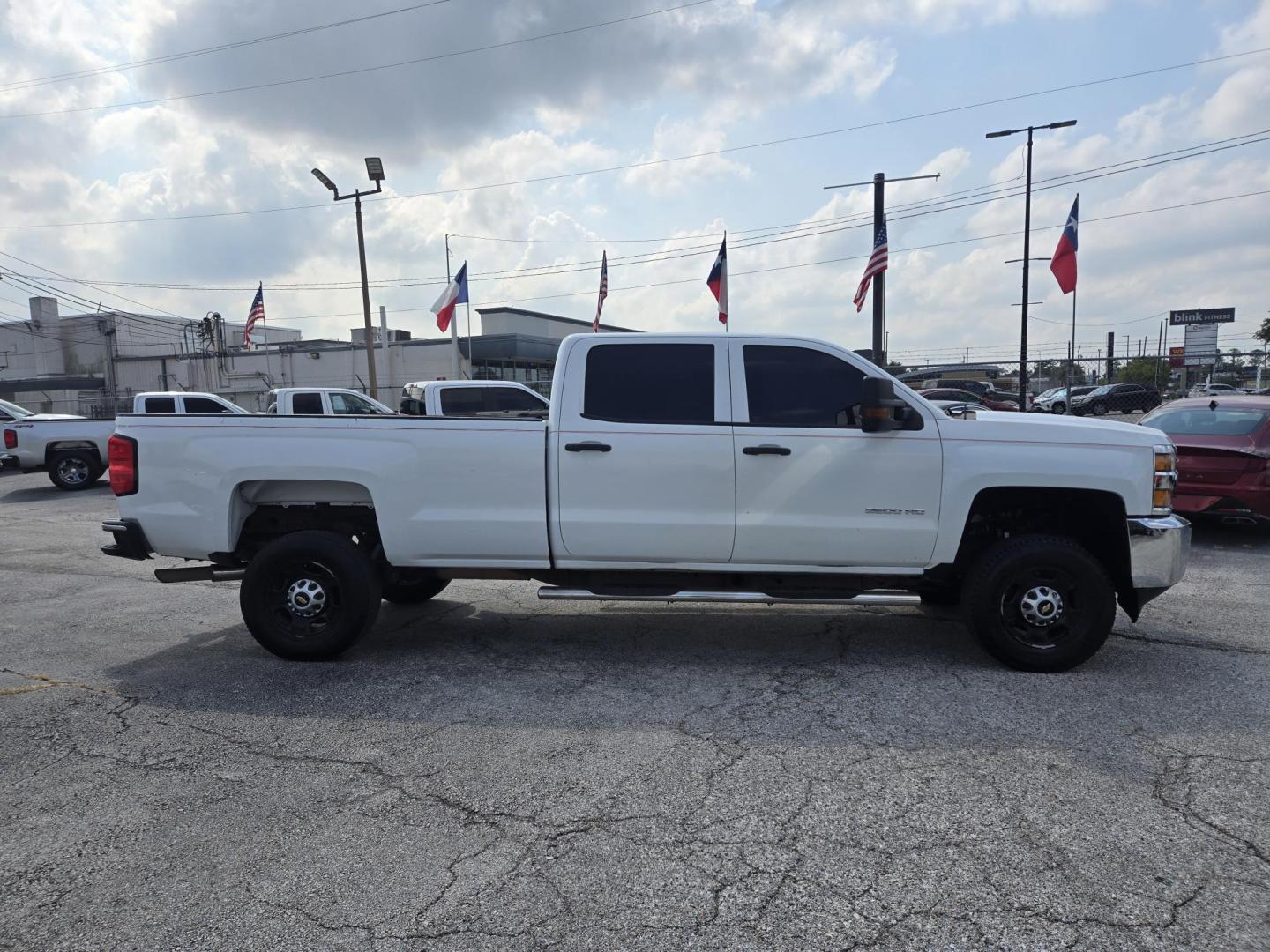 2018 White /Gray Chevrolet Silverado 2500HD Work Truck Crew Cab 2WD (1GC1CUEG2JF) with an 6.0L V8 OHV 16V FFV engine, 6A transmission, located at 1842 Wirt Road, Houston, TX, 77055, (713) 973-3903, 29.805330, -95.484787 - Photo#5