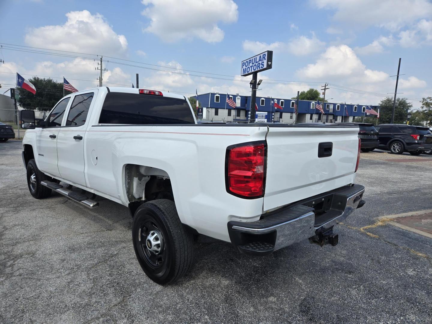 2018 White /Gray Chevrolet Silverado 2500HD Work Truck Crew Cab 2WD (1GC1CUEG2JF) with an 6.0L V8 OHV 16V FFV engine, 6A transmission, located at 1842 Wirt Road, Houston, TX, 77055, (713) 973-3903, 29.805330, -95.484787 - Photo#2