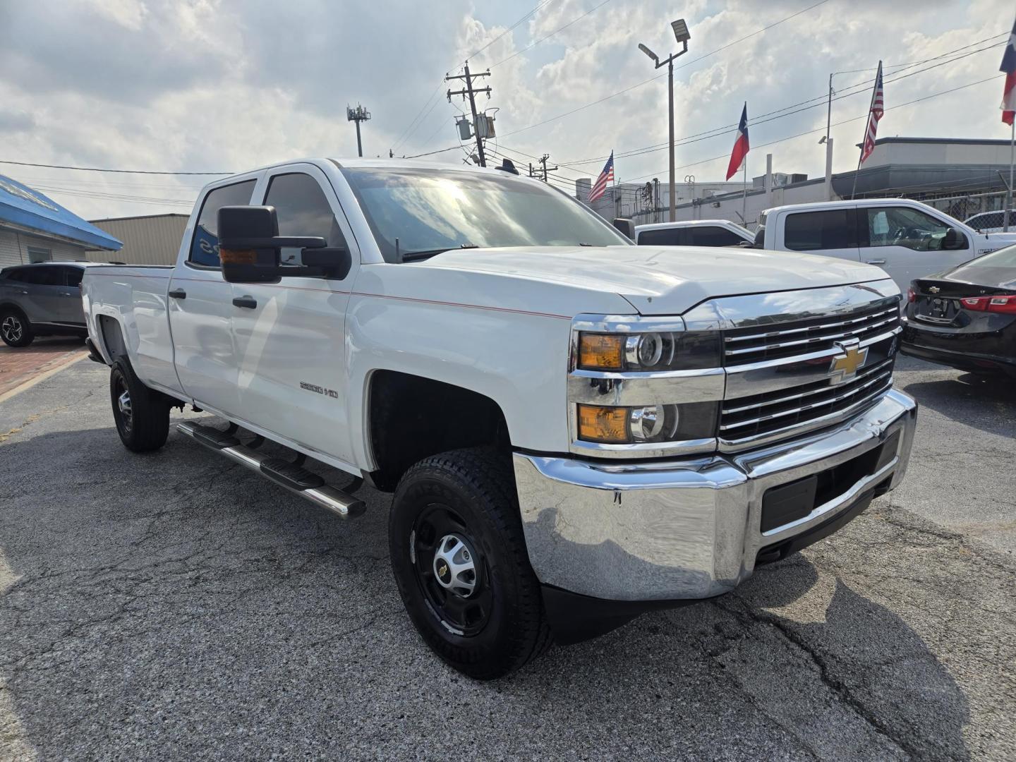 2018 White /Gray Chevrolet Silverado 2500HD Work Truck Crew Cab 2WD (1GC1CUEG2JF) with an 6.0L V8 OHV 16V FFV engine, 6A transmission, located at 1842 Wirt Road, Houston, TX, 77055, (713) 973-3903, 29.805330, -95.484787 - Photo#6