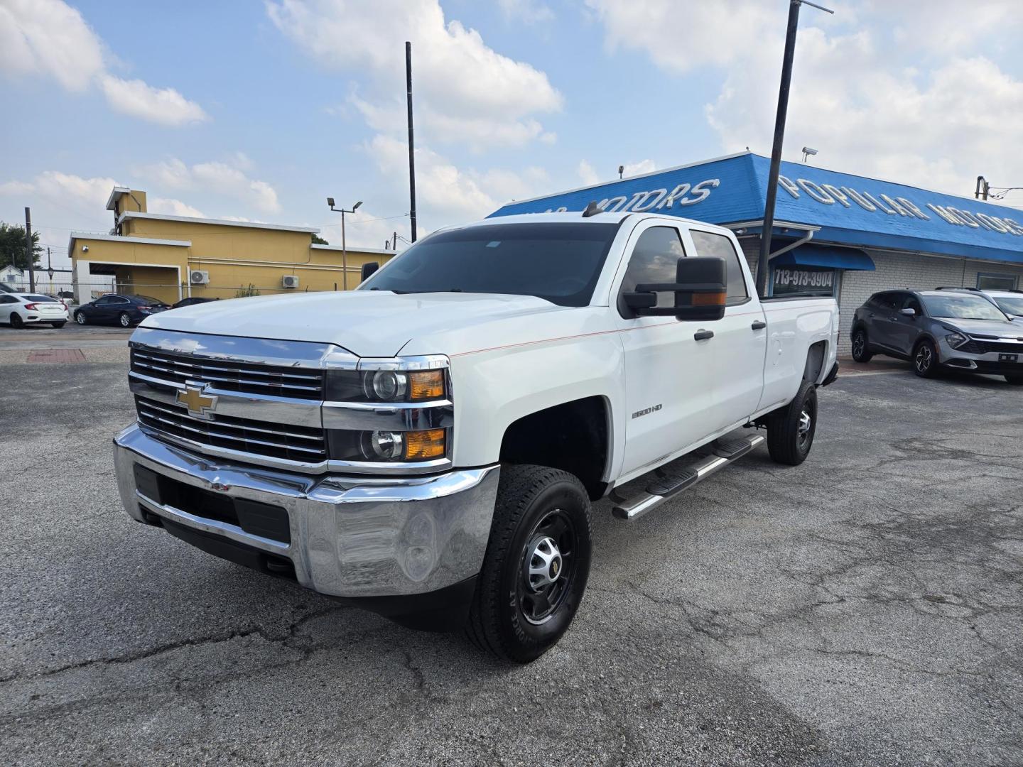 2018 White /Gray Chevrolet Silverado 2500HD Work Truck Crew Cab 2WD (1GC1CUEG2JF) with an 6.0L V8 OHV 16V FFV engine, 6A transmission, located at 1842 Wirt Road, Houston, TX, 77055, (713) 973-3903, 29.805330, -95.484787 - Photo#0