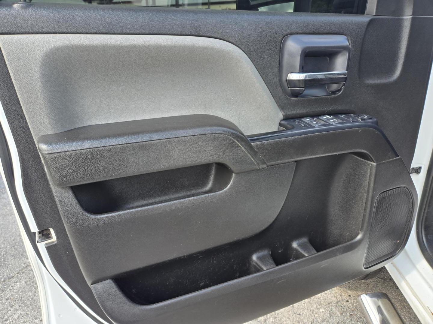 2018 White /Gray Chevrolet Silverado 2500HD Work Truck Crew Cab 2WD (1GC1CUEG2JF) with an 6.0L V8 OHV 16V FFV engine, 6A transmission, located at 1842 Wirt Road, Houston, TX, 77055, (713) 973-3903, 29.805330, -95.484787 - Photo#9