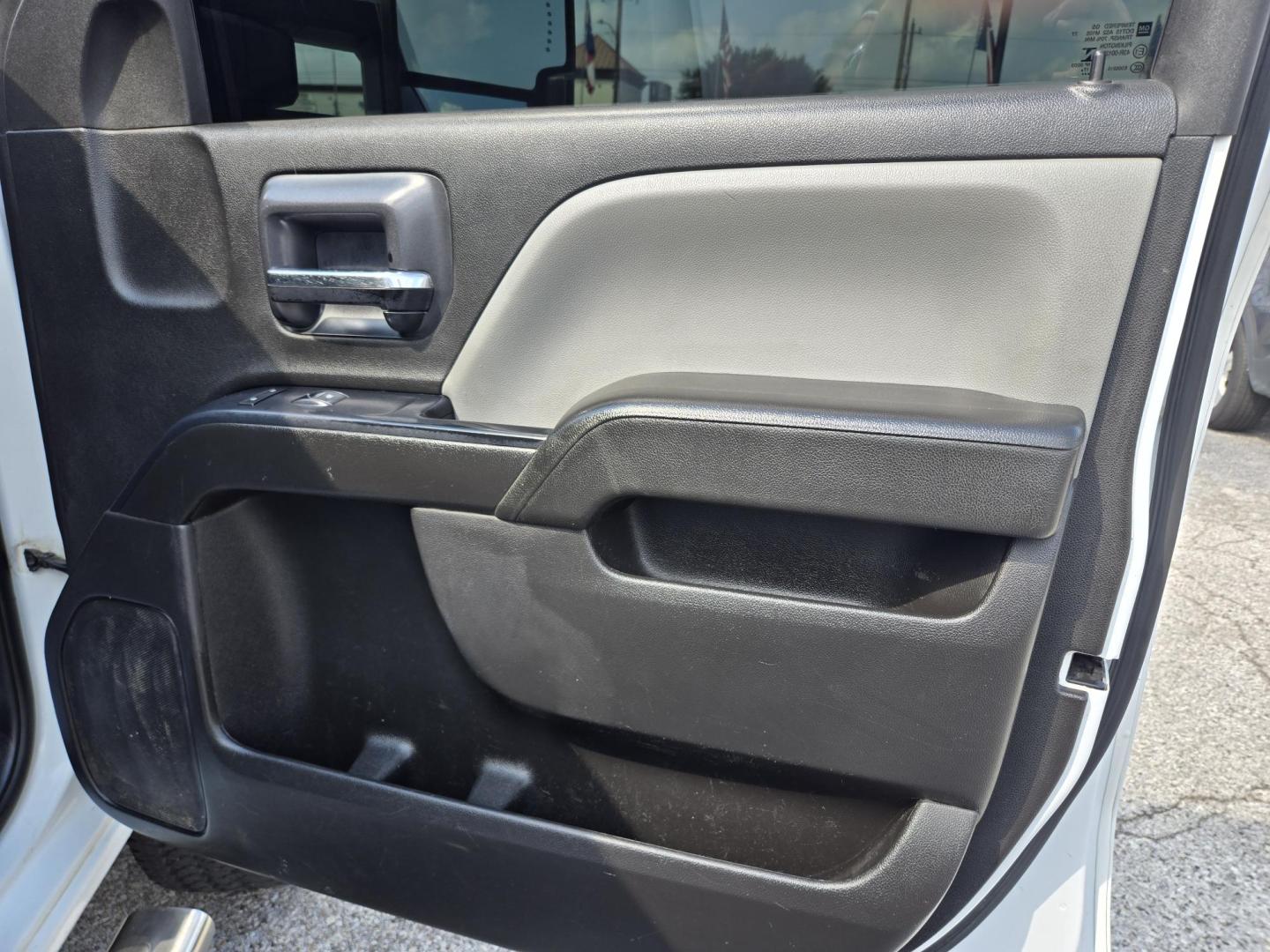 2018 White /Gray Chevrolet Silverado 2500HD Work Truck Crew Cab 2WD (1GC1CUEG2JF) with an 6.0L V8 OHV 16V FFV engine, 6A transmission, located at 1842 Wirt Road, Houston, TX, 77055, (713) 973-3903, 29.805330, -95.484787 - Photo#13