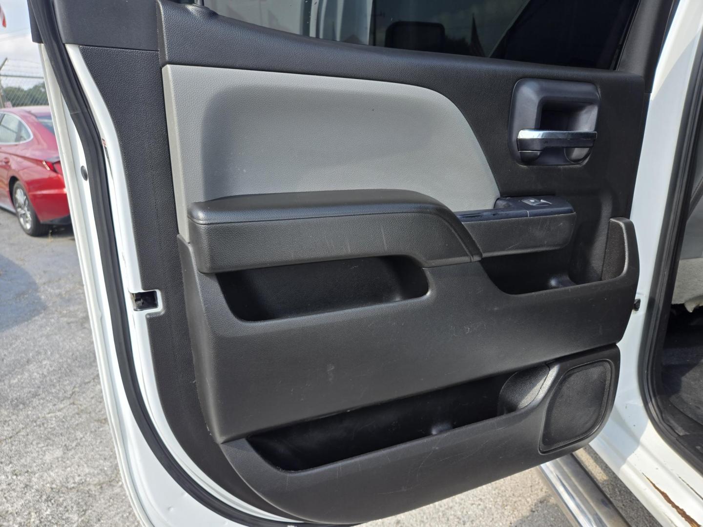 2018 White /Gray Chevrolet Silverado 2500HD Work Truck Crew Cab 2WD (1GC1CUEG2JF) with an 6.0L V8 OHV 16V FFV engine, 6A transmission, located at 1842 Wirt Road, Houston, TX, 77055, (713) 973-3903, 29.805330, -95.484787 - Photo#11