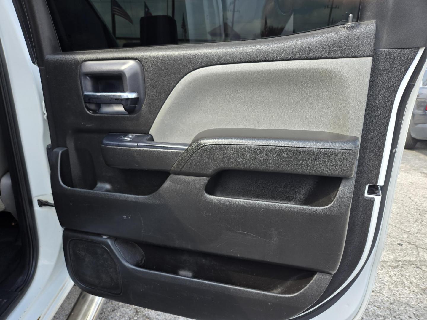 2018 White /Gray Chevrolet Silverado 2500HD Work Truck Crew Cab 2WD (1GC1CUEG2JF) with an 6.0L V8 OHV 16V FFV engine, 6A transmission, located at 1842 Wirt Road, Houston, TX, 77055, (713) 973-3903, 29.805330, -95.484787 - Photo#15