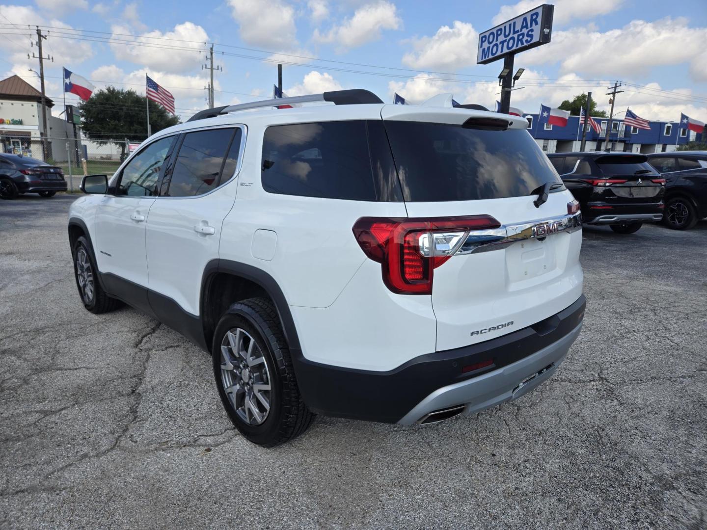 2023 White /Black GMC Acadia SLT (1GKKNML40PZ) with an 2.0L L4 DOHC 16V TURBO engine, 9A transmission, located at 1842 Wirt Road, Houston, TX, 77055, (713) 973-3903, 29.805330, -95.484787 - Photo#2