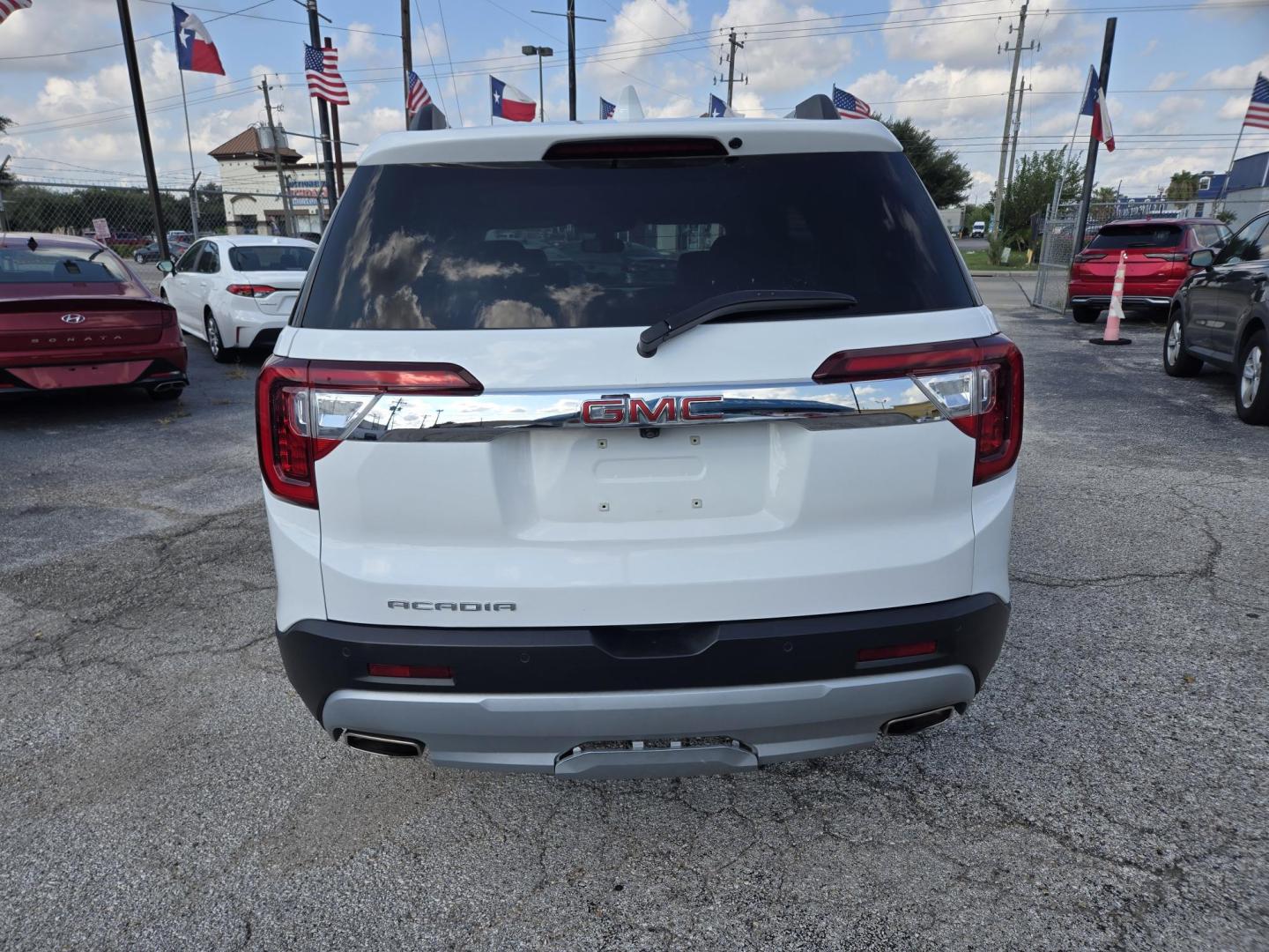 2023 White /Black GMC Acadia SLT (1GKKNML40PZ) with an 2.0L L4 DOHC 16V TURBO engine, 9A transmission, located at 1842 Wirt Road, Houston, TX, 77055, (713) 973-3903, 29.805330, -95.484787 - Photo#3