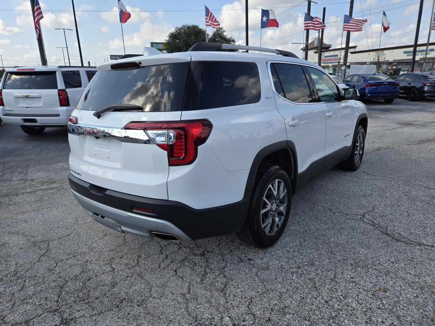 2023 White /Black GMC Acadia SLT (1GKKNML40PZ) with an 2.0L L4 DOHC 16V TURBO engine, 9A transmission, located at 1842 Wirt Road, Houston, TX, 77055, (713) 973-3903, 29.805330, -95.484787 - Photo#4