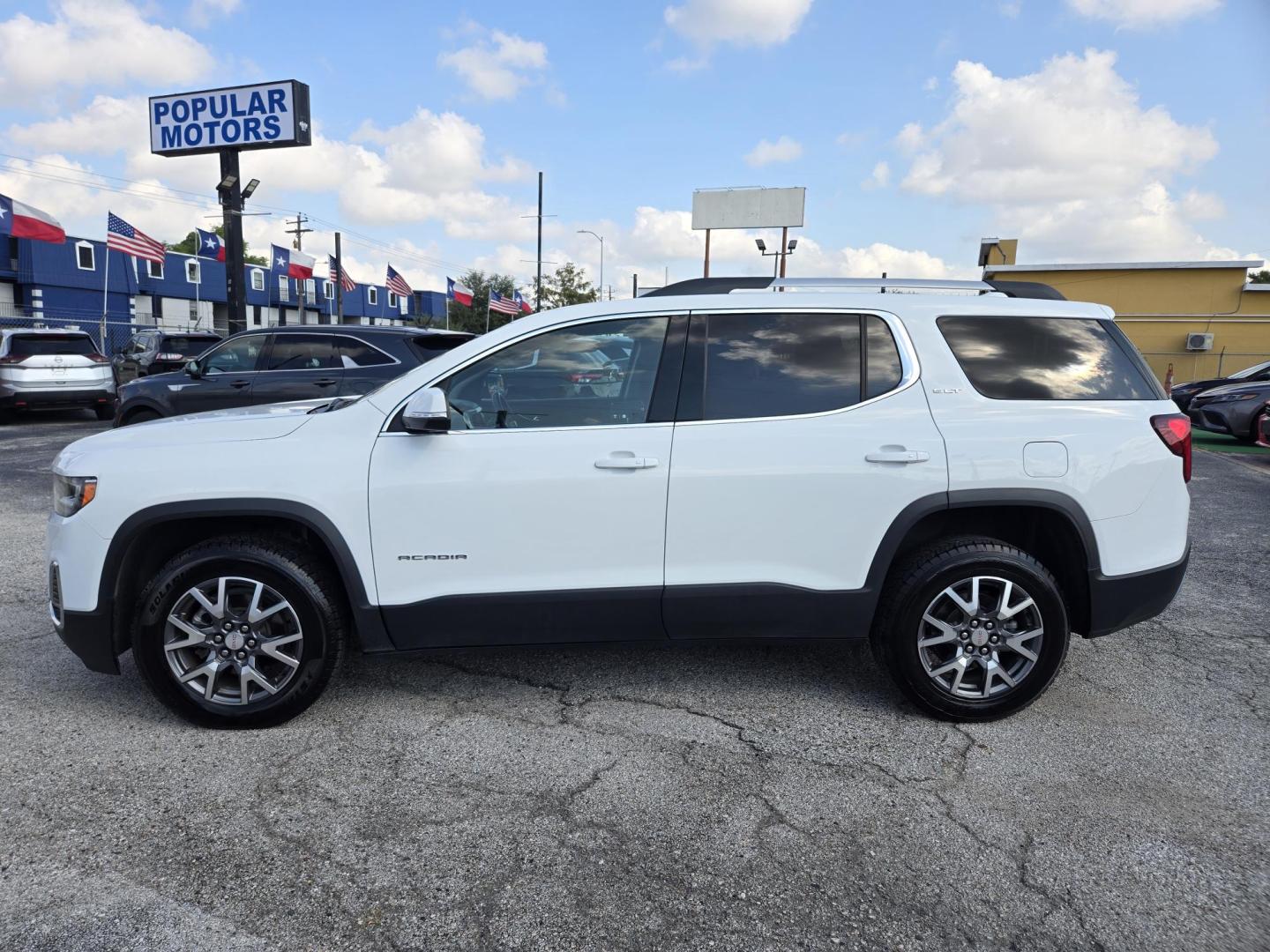 2023 White /Black GMC Acadia SLT (1GKKNML40PZ) with an 2.0L L4 DOHC 16V TURBO engine, 9A transmission, located at 1842 Wirt Road, Houston, TX, 77055, (713) 973-3903, 29.805330, -95.484787 - Photo#1
