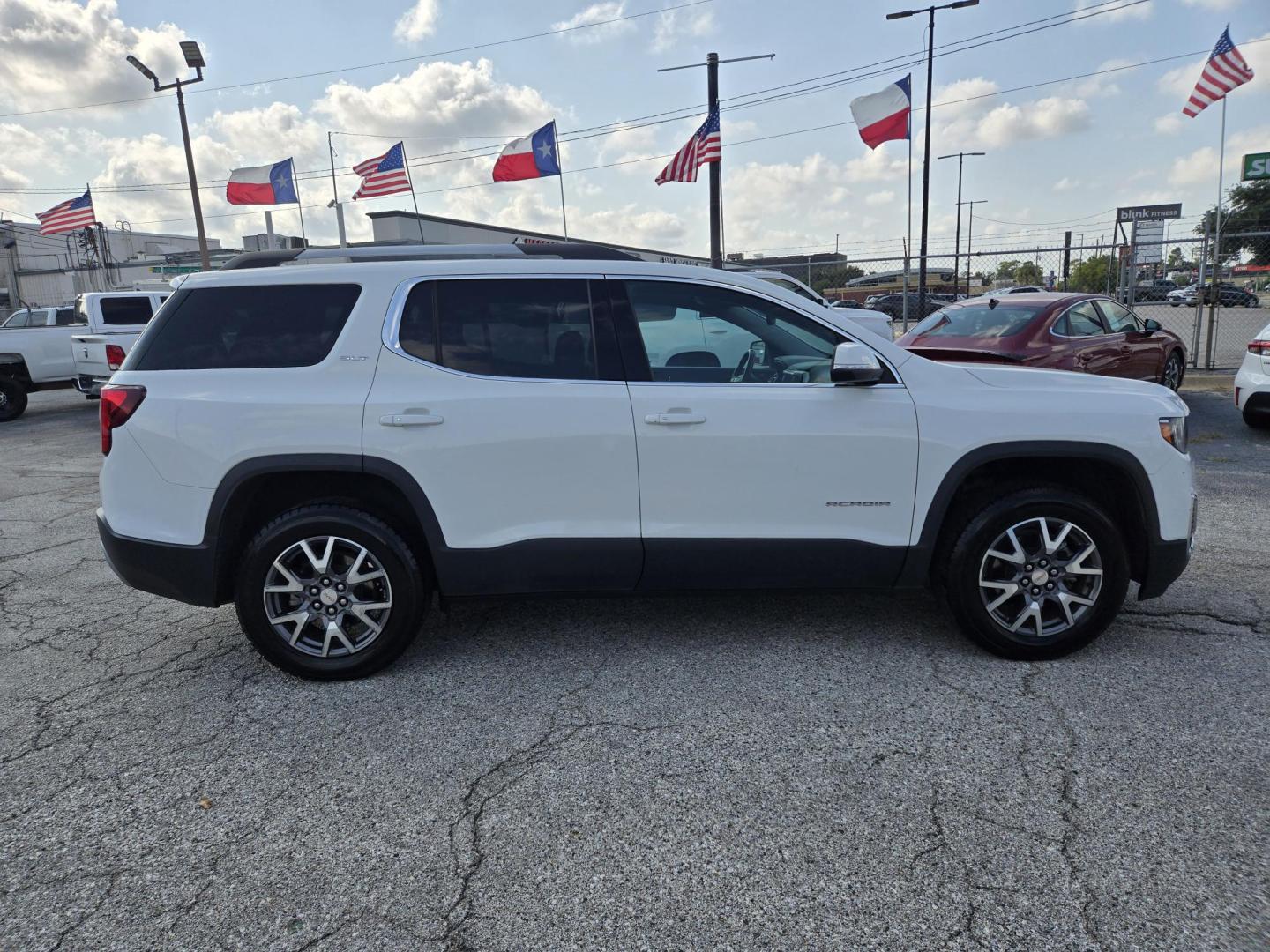 2023 White /Black GMC Acadia SLT (1GKKNML40PZ) with an 2.0L L4 DOHC 16V TURBO engine, 9A transmission, located at 1842 Wirt Road, Houston, TX, 77055, (713) 973-3903, 29.805330, -95.484787 - Photo#5