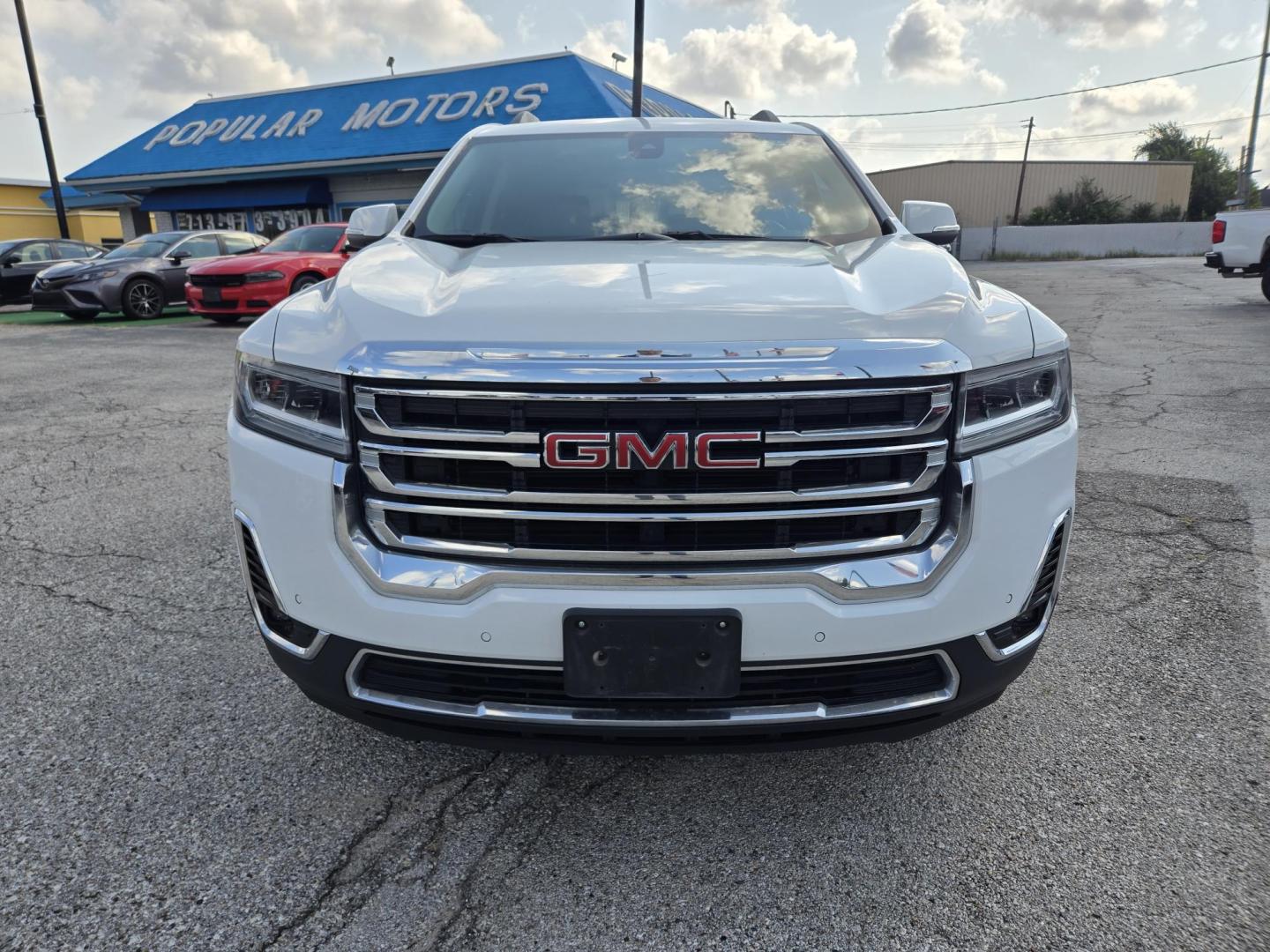 2023 White /Black GMC Acadia SLT (1GKKNML40PZ) with an 2.0L L4 DOHC 16V TURBO engine, 9A transmission, located at 1842 Wirt Road, Houston, TX, 77055, (713) 973-3903, 29.805330, -95.484787 - Photo#7