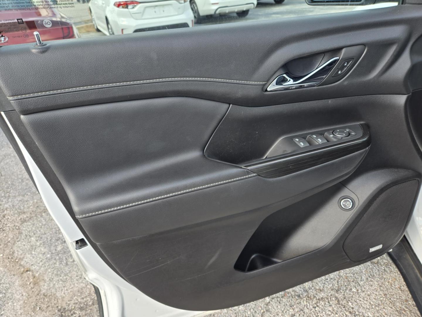 2023 White /Black GMC Acadia SLT (1GKKNML40PZ) with an 2.0L L4 DOHC 16V TURBO engine, 9A transmission, located at 1842 Wirt Road, Houston, TX, 77055, (713) 973-3903, 29.805330, -95.484787 - Photo#9