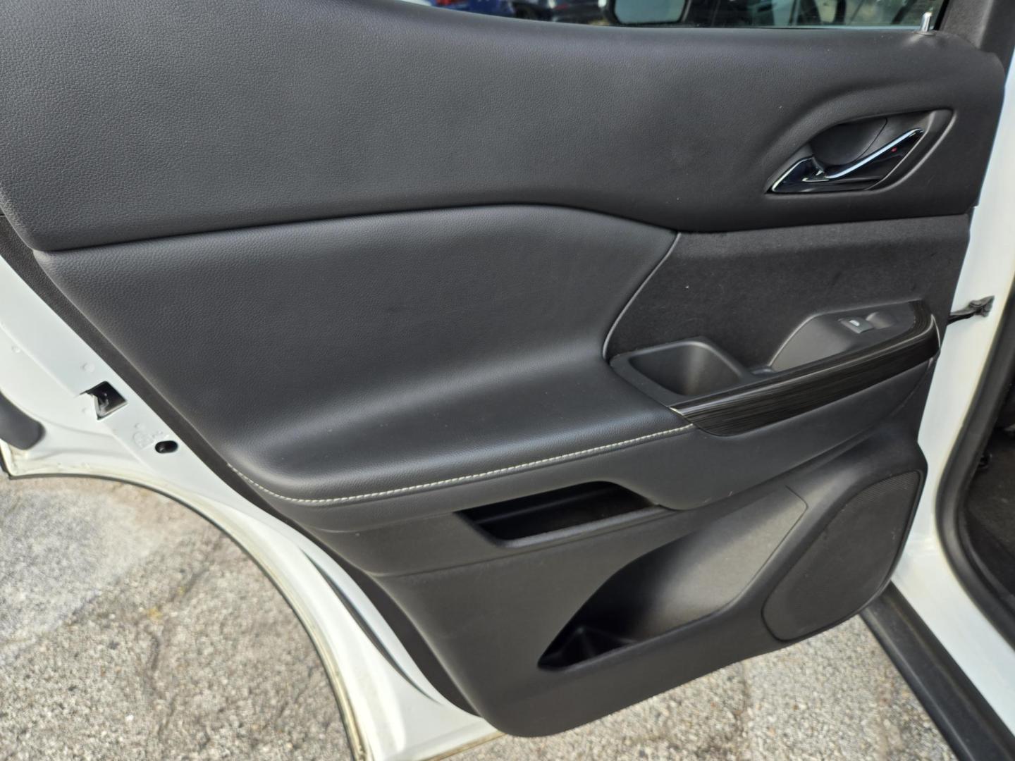 2023 White /Black GMC Acadia SLT (1GKKNML40PZ) with an 2.0L L4 DOHC 16V TURBO engine, 9A transmission, located at 1842 Wirt Road, Houston, TX, 77055, (713) 973-3903, 29.805330, -95.484787 - Photo#11