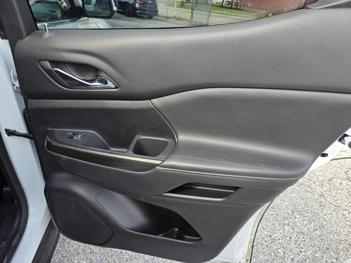 2023 White /Black GMC Acadia SLT (1GKKNML40PZ) with an 2.0L L4 DOHC 16V TURBO engine, 9A transmission, located at 1842 Wirt Road, Houston, TX, 77055, (713) 973-3903, 29.805330, -95.484787 - Photo#15