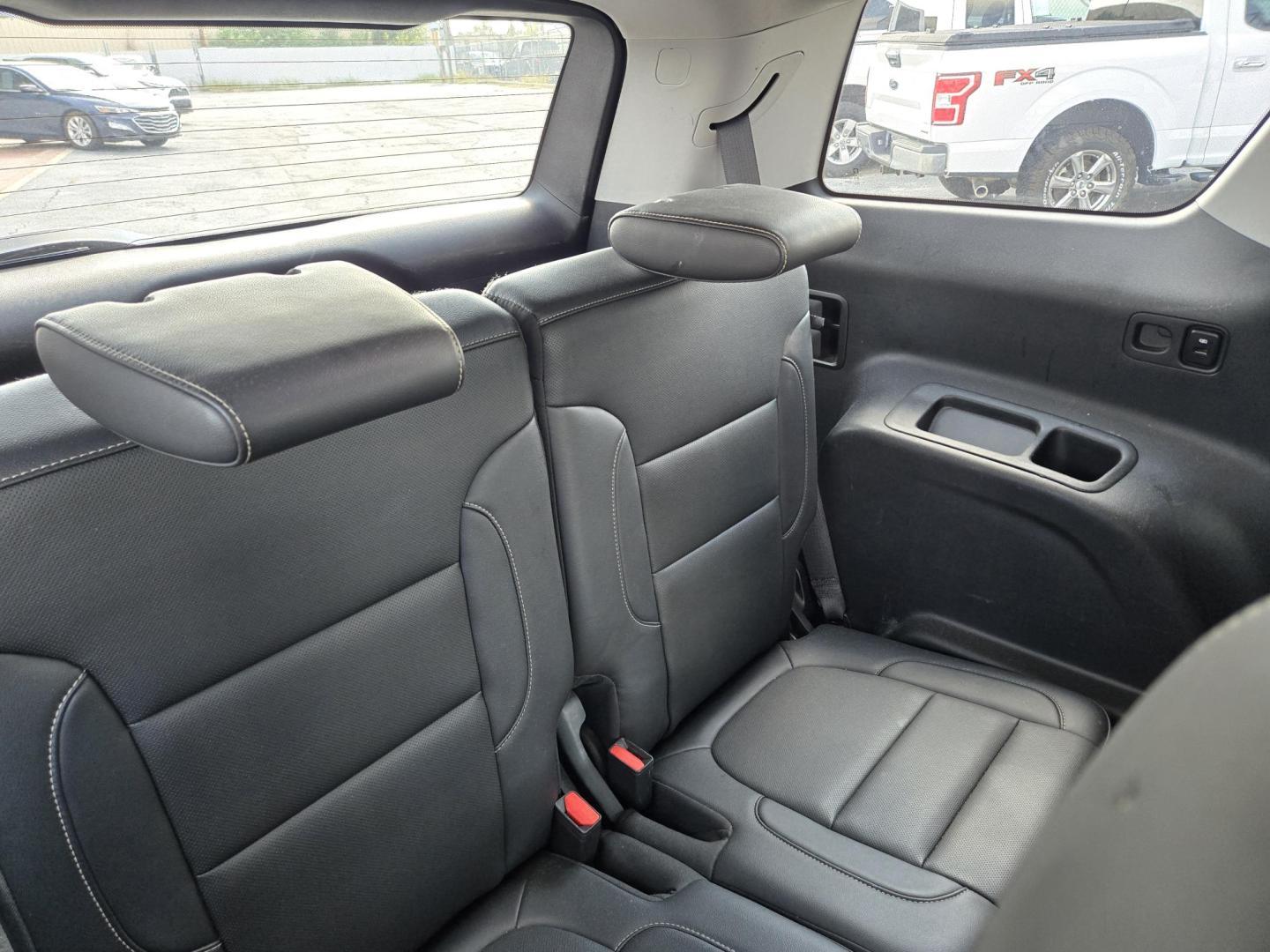 2023 White /Black GMC Acadia SLT (1GKKNML40PZ) with an 2.0L L4 DOHC 16V TURBO engine, 9A transmission, located at 1842 Wirt Road, Houston, TX, 77055, (713) 973-3903, 29.805330, -95.484787 - Photo#17