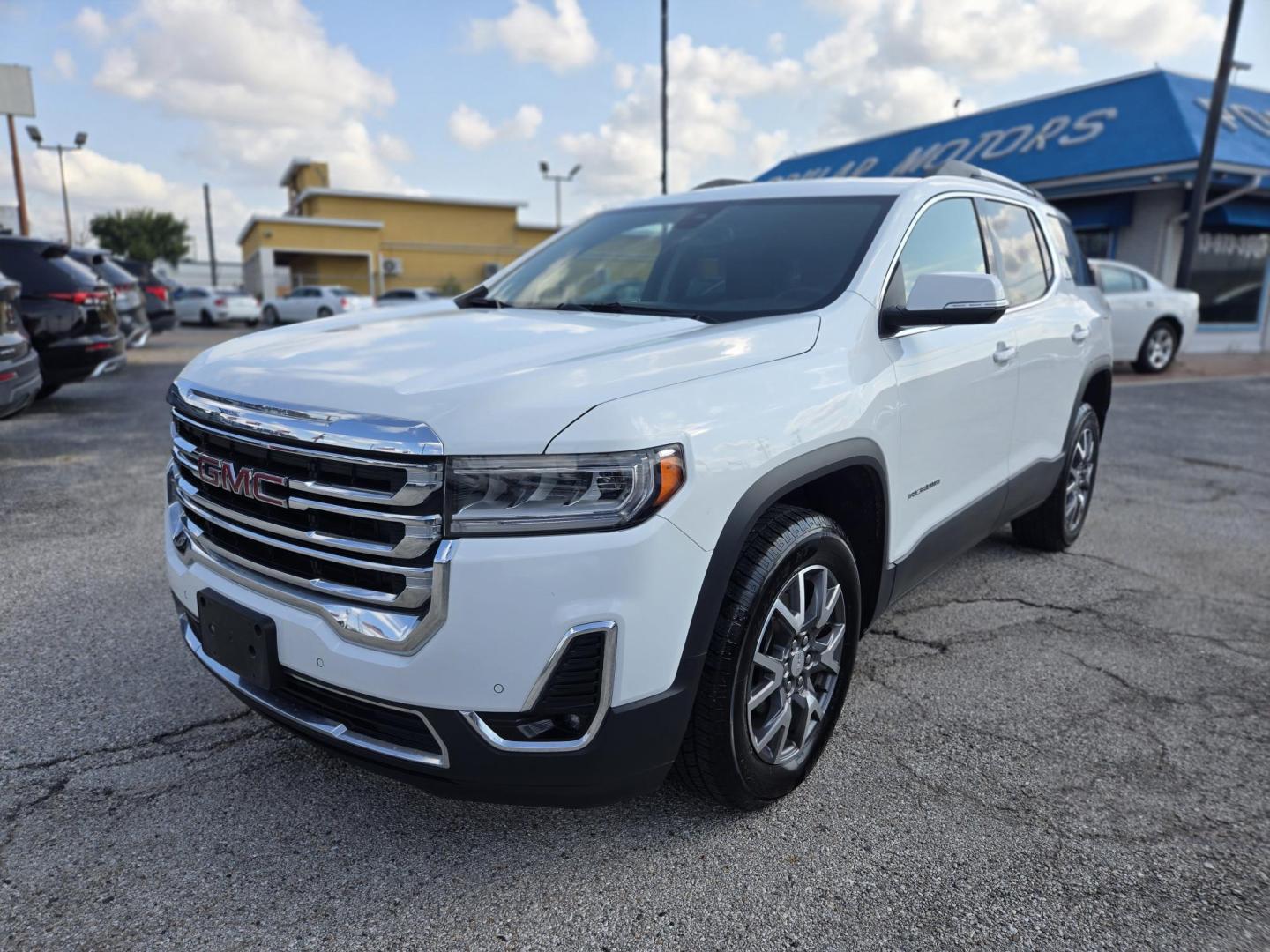 2023 White /Black GMC Acadia SLT (1GKKNML40PZ) with an 2.0L L4 DOHC 16V TURBO engine, 9A transmission, located at 1842 Wirt Road, Houston, TX, 77055, (713) 973-3903, 29.805330, -95.484787 - Photo#0
