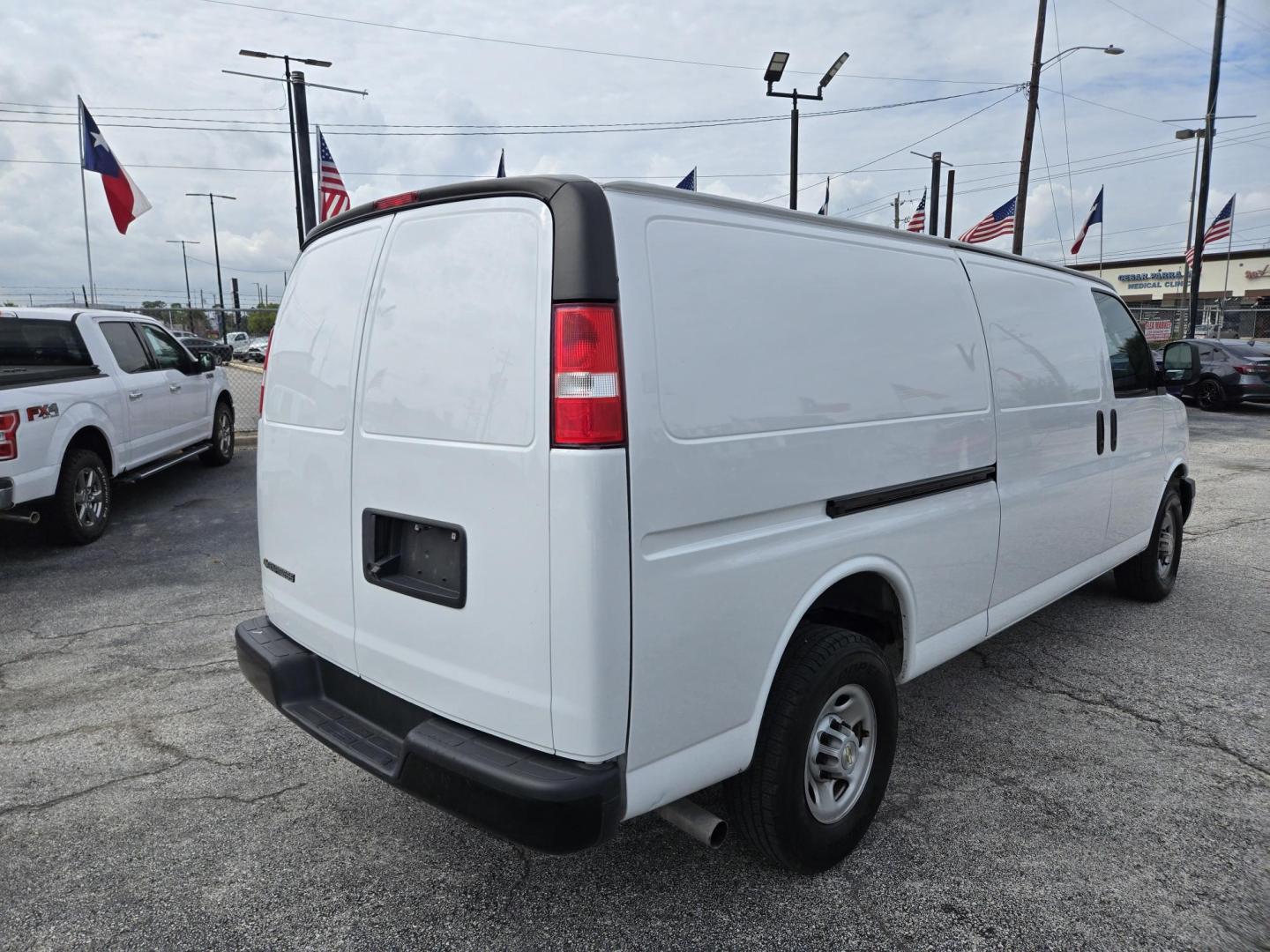 2023 White Chevrolet Express 2500 Cargo Extended (1GCWGBFP7P1) with an 4.3L V6 engine, 6A transmission, located at 1842 Wirt Road, Houston, TX, 77055, (713) 973-3903, 29.805330, -95.484787 - Photo#4