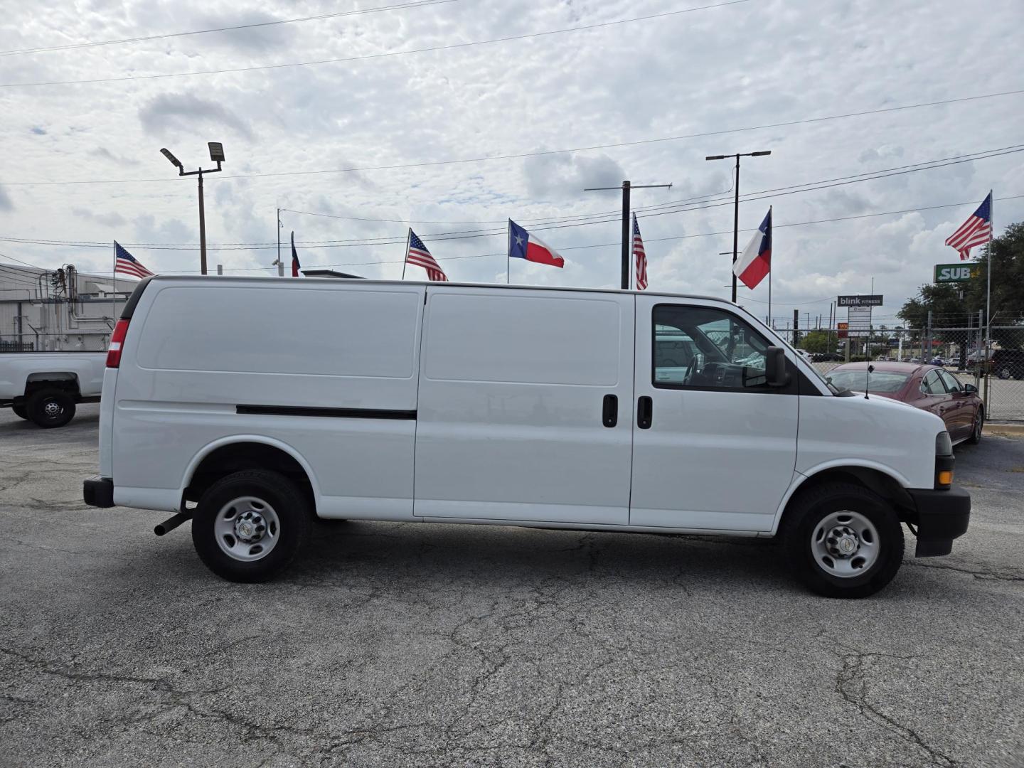 2023 White Chevrolet Express 2500 Cargo Extended (1GCWGBFP7P1) with an 4.3L V6 engine, 6A transmission, located at 1842 Wirt Road, Houston, TX, 77055, (713) 973-3903, 29.805330, -95.484787 - Photo#5