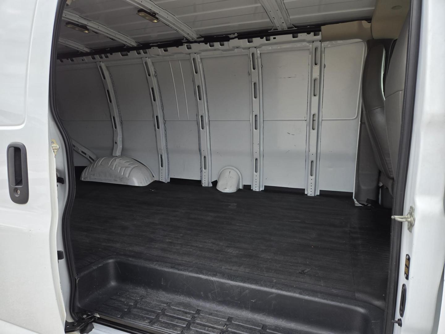 2023 White Chevrolet Express 2500 Cargo Extended (1GCWGBFP7P1) with an 4.3L V6 engine, 6A transmission, located at 1842 Wirt Road, Houston, TX, 77055, (713) 973-3903, 29.805330, -95.484787 - Photo#12