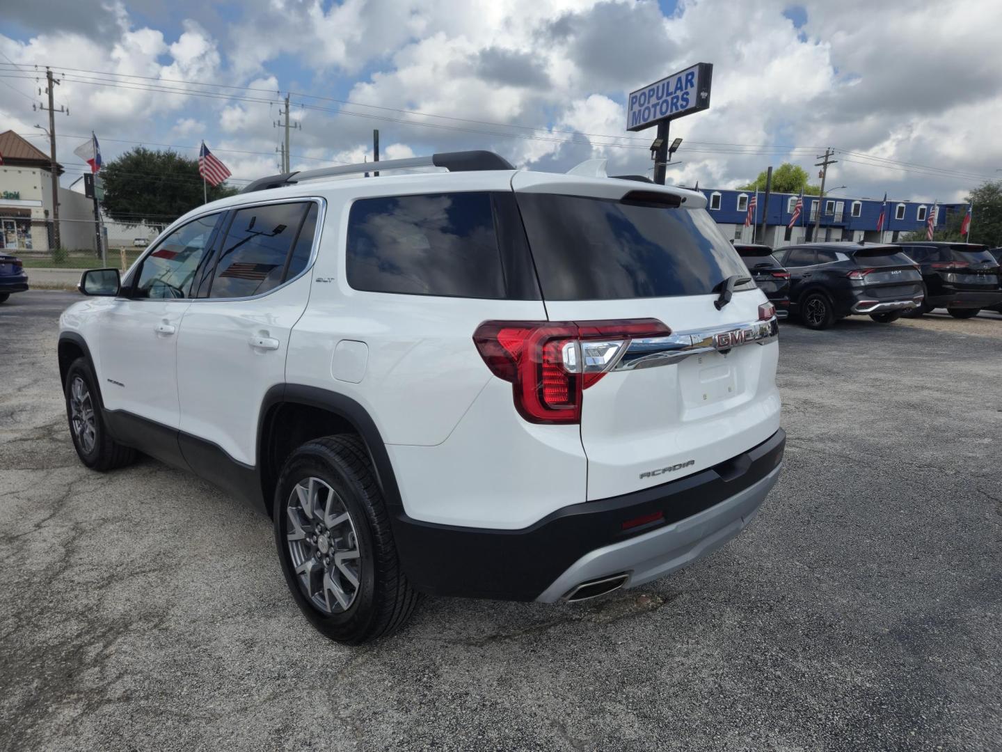 2023 White /Black GMC Acadia SLT (1GKKNML43PZ) with an 2.0L L4 DOHC 16V TURBO engine, 9A transmission, located at 1842 Wirt Road, Houston, TX, 77055, (713) 973-3903, 29.805330, -95.484787 - Photo#2