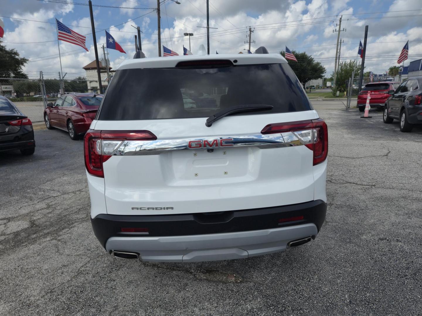 2023 White /Black GMC Acadia SLT (1GKKNML43PZ) with an 2.0L L4 DOHC 16V TURBO engine, 9A transmission, located at 1842 Wirt Road, Houston, TX, 77055, (713) 973-3903, 29.805330, -95.484787 - Photo#3