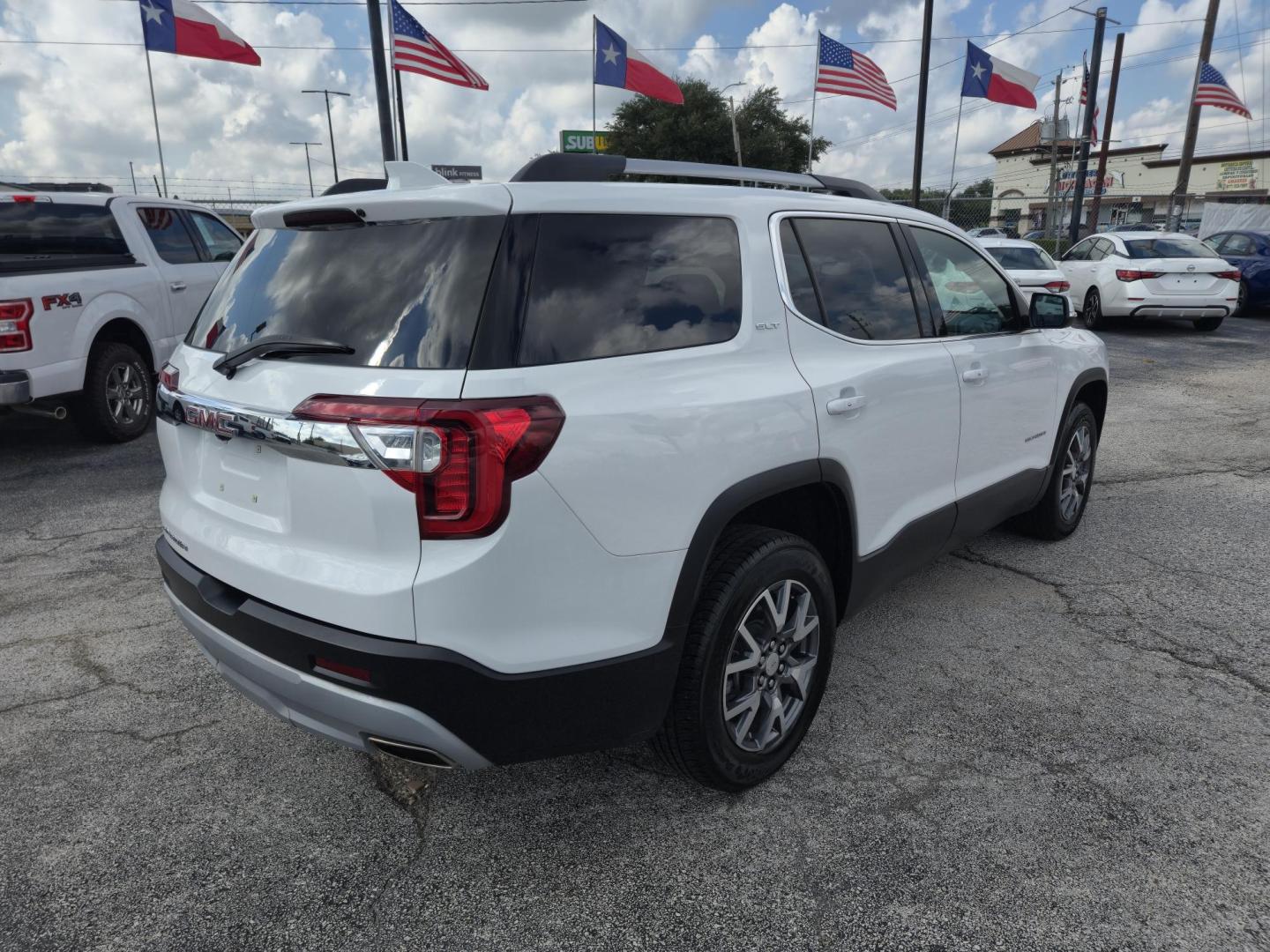 2023 White /Black GMC Acadia SLT (1GKKNML43PZ) with an 2.0L L4 DOHC 16V TURBO engine, 9A transmission, located at 1842 Wirt Road, Houston, TX, 77055, (713) 973-3903, 29.805330, -95.484787 - Photo#4