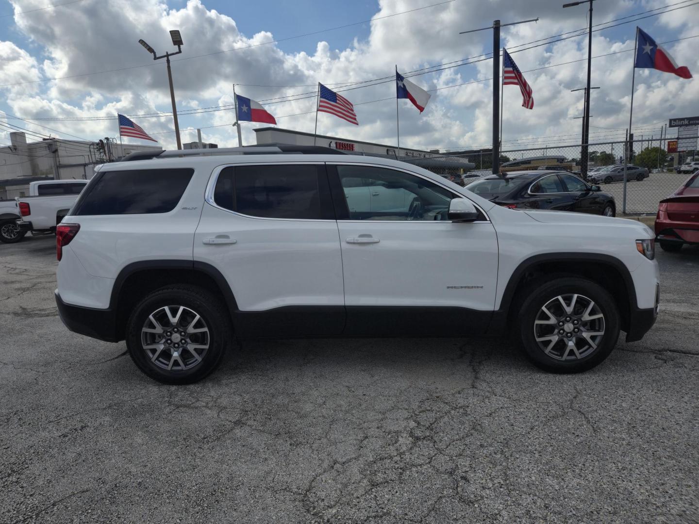 2023 White /Black GMC Acadia SLT (1GKKNML43PZ) with an 2.0L L4 DOHC 16V TURBO engine, 9A transmission, located at 1842 Wirt Road, Houston, TX, 77055, (713) 973-3903, 29.805330, -95.484787 - Photo#5