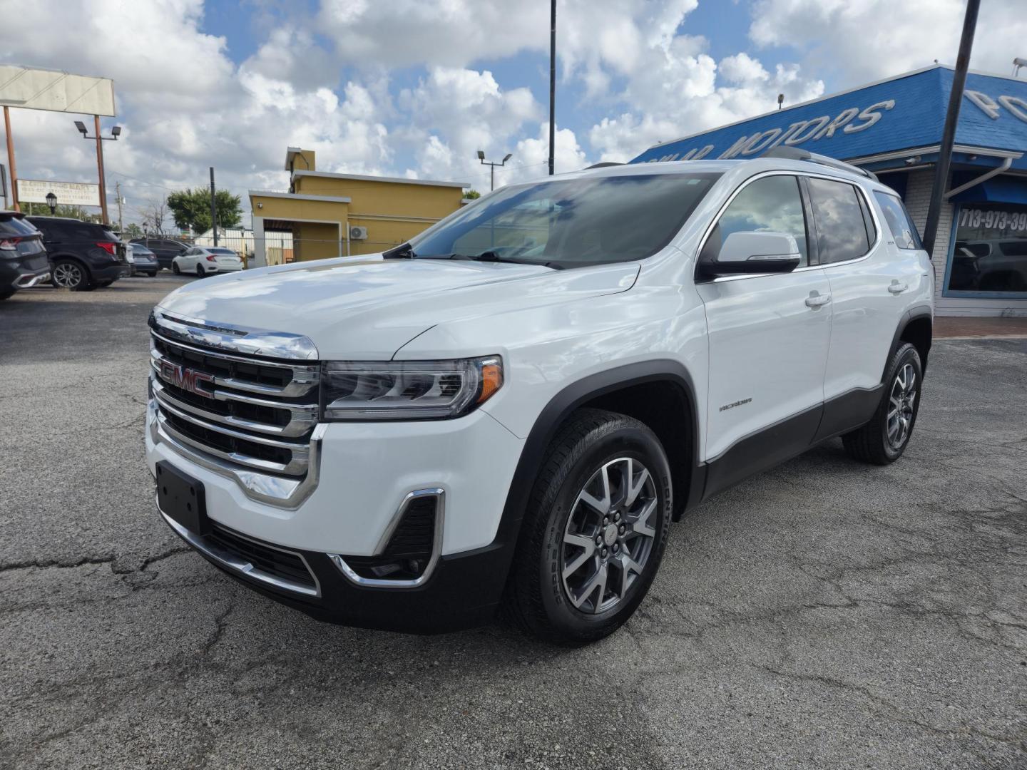 2023 White /Black GMC Acadia SLT (1GKKNML43PZ) with an 2.0L L4 DOHC 16V TURBO engine, 9A transmission, located at 1842 Wirt Road, Houston, TX, 77055, (713) 973-3903, 29.805330, -95.484787 - Photo#0
