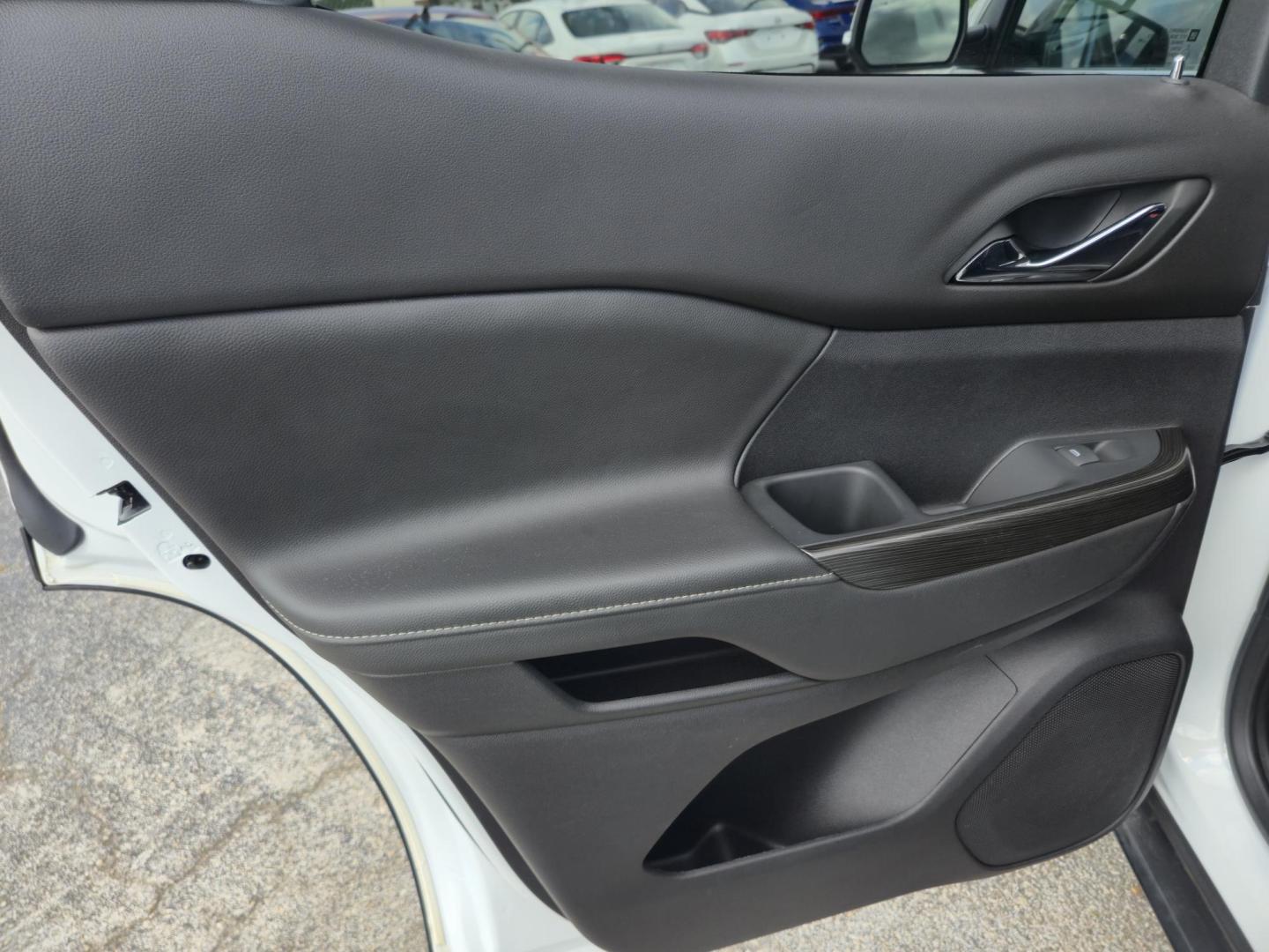 2023 White /Black GMC Acadia SLT (1GKKNML43PZ) with an 2.0L L4 DOHC 16V TURBO engine, 9A transmission, located at 1842 Wirt Road, Houston, TX, 77055, (713) 973-3903, 29.805330, -95.484787 - Photo#11