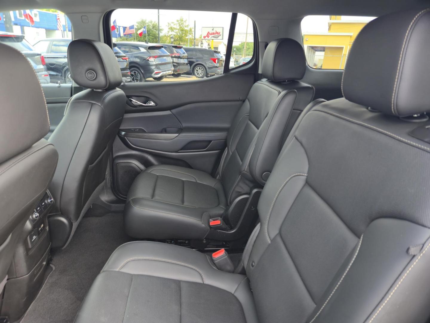 2023 White /Black GMC Acadia SLT (1GKKNML43PZ) with an 2.0L L4 DOHC 16V TURBO engine, 9A transmission, located at 1842 Wirt Road, Houston, TX, 77055, (713) 973-3903, 29.805330, -95.484787 - Photo#10