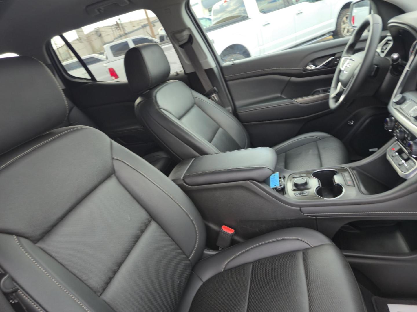 2023 White /Black GMC Acadia SLT (1GKKNML43PZ) with an 2.0L L4 DOHC 16V TURBO engine, 9A transmission, located at 1842 Wirt Road, Houston, TX, 77055, (713) 973-3903, 29.805330, -95.484787 - Photo#12