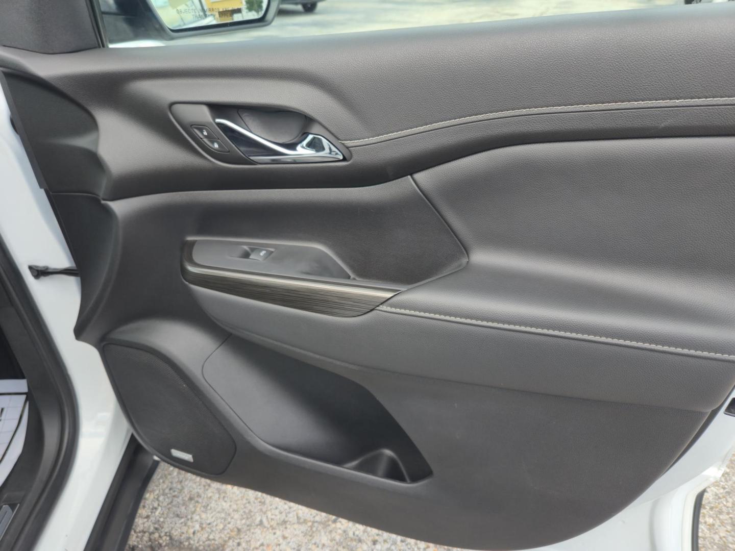 2023 White /Black GMC Acadia SLT (1GKKNML43PZ) with an 2.0L L4 DOHC 16V TURBO engine, 9A transmission, located at 1842 Wirt Road, Houston, TX, 77055, (713) 973-3903, 29.805330, -95.484787 - Photo#13