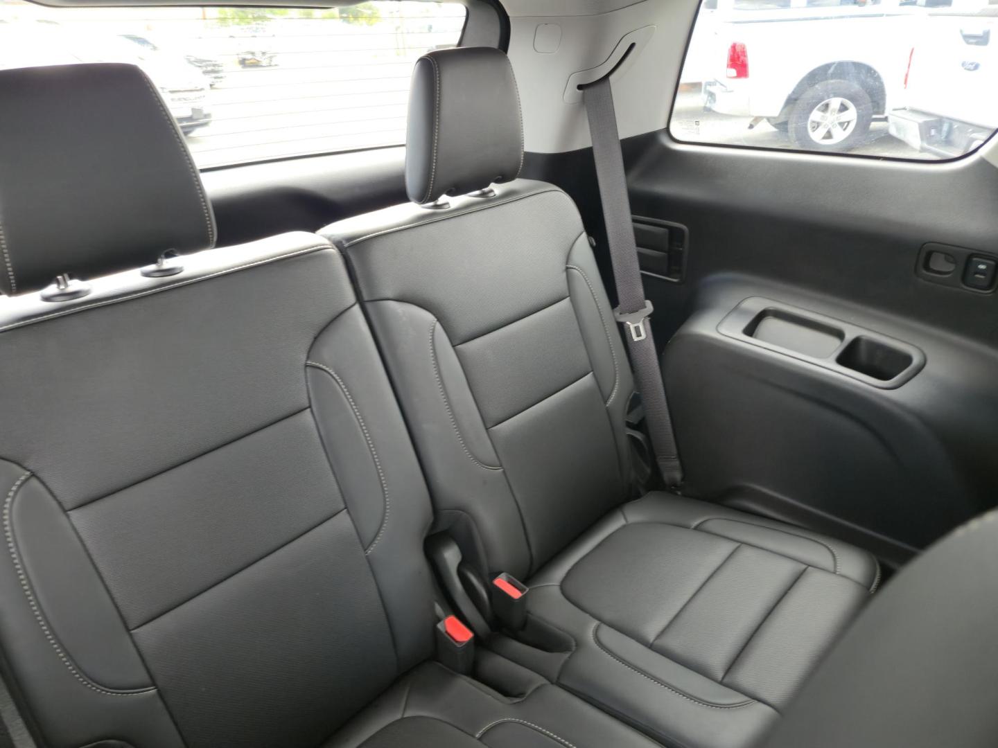 2023 White /Black GMC Acadia SLT (1GKKNML43PZ) with an 2.0L L4 DOHC 16V TURBO engine, 9A transmission, located at 1842 Wirt Road, Houston, TX, 77055, (713) 973-3903, 29.805330, -95.484787 - Photo#16