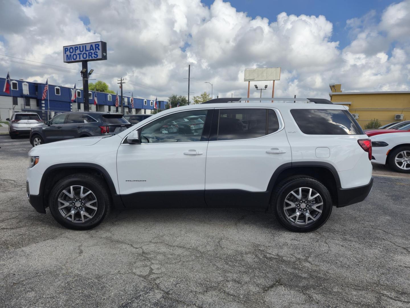 2023 White /Black GMC Acadia SLT (1GKKNML43PZ) with an 2.0L L4 DOHC 16V TURBO engine, 9A transmission, located at 1842 Wirt Road, Houston, TX, 77055, (713) 973-3903, 29.805330, -95.484787 - Photo#1